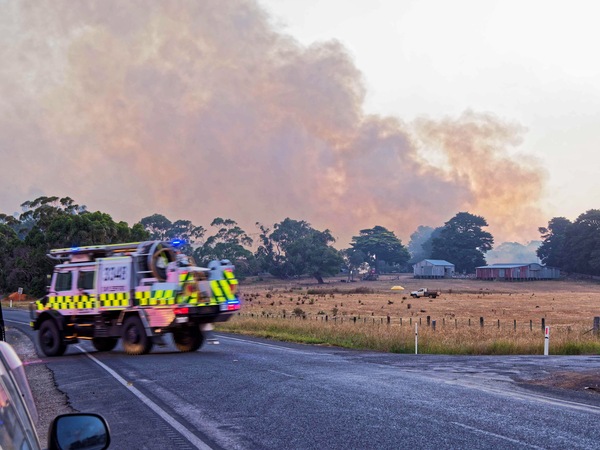 https://lemis.nyc3.digitaloceanspaces.com/grog/Photos/20240228/small/Dereel-bushfire-36.jpeg
