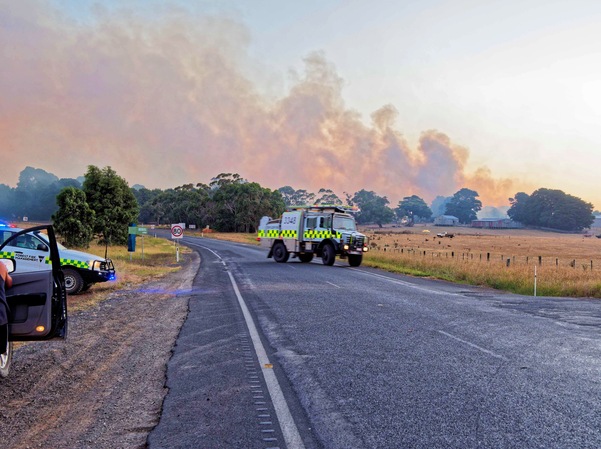 https://lemis.nyc3.digitaloceanspaces.com/grog/Photos/20240228/small/Dereel-bushfire-38.jpeg