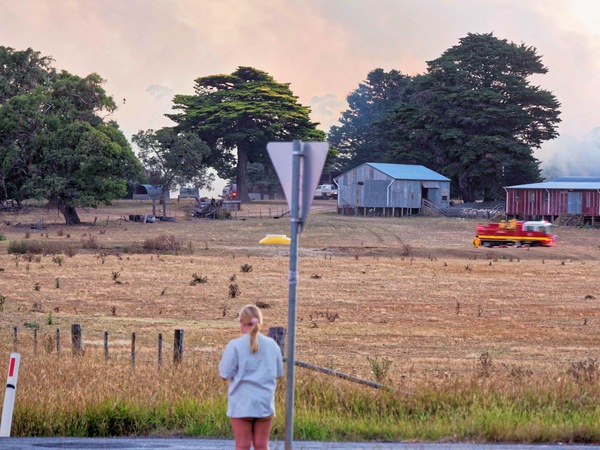 https://lemis.nyc3.digitaloceanspaces.com/grog/Photos/20240228/small/Dereel-bushfire-45.jpeg