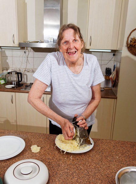 https://lemis.nyc3.digitaloceanspaces.com/grog/Photos/20241012/small/Grating-Roesti-1.jpeg