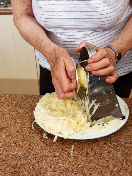 https://lemis.nyc3.digitaloceanspaces.com/grog/Photos/20241012/small/Grating-Roesti-2.jpeg
