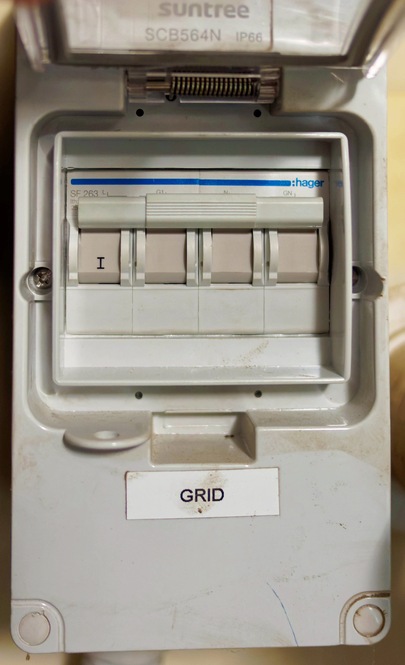 https://lemis.nyc3.digitaloceanspaces.com/grog/Photos/20250429/small/Inverter-isolation-switch-2.jpeg