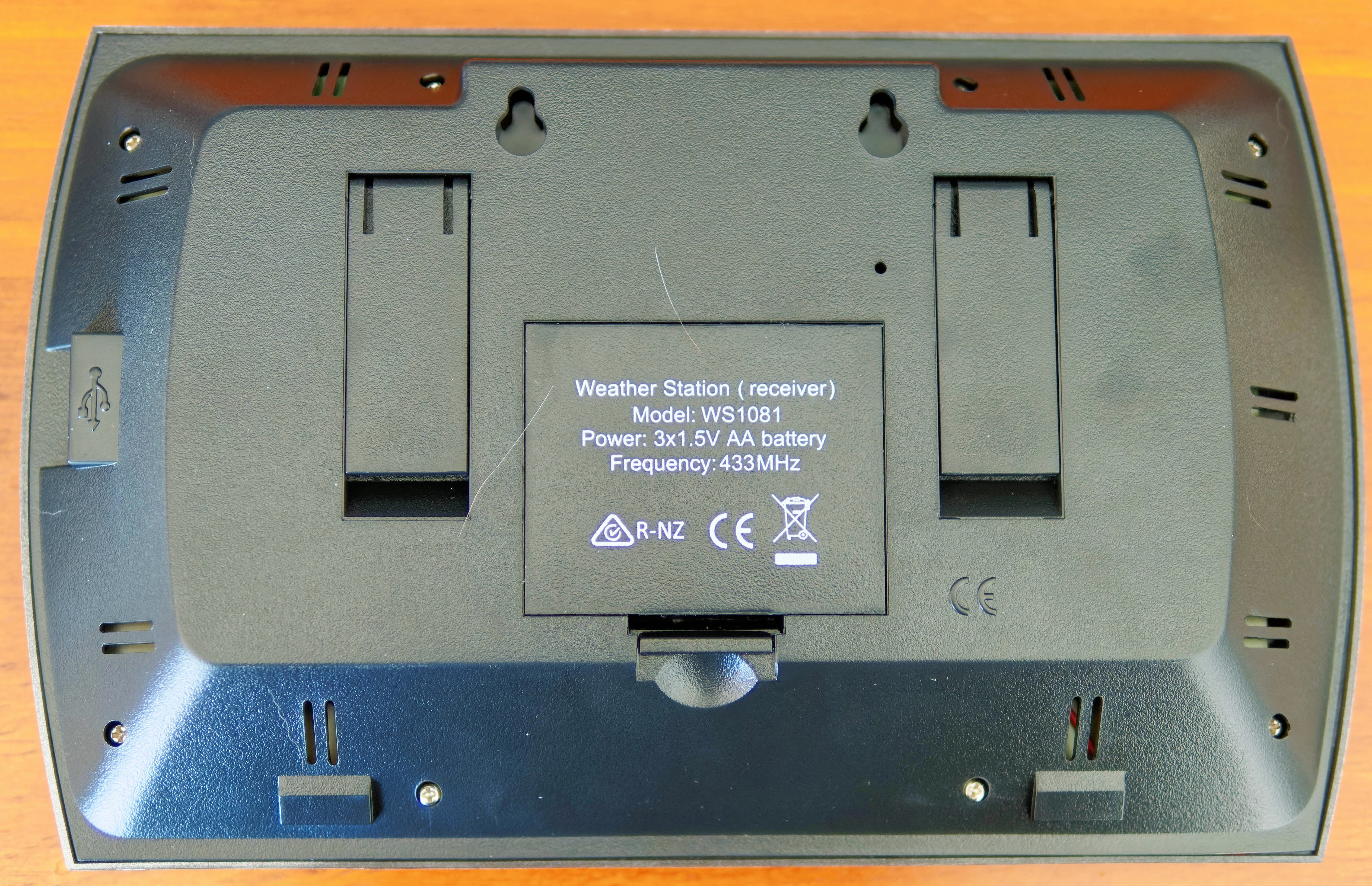 https://lemis.nyc3.digitaloceanspaces.com/grog/Photos/20250529/big/WS1081-Weather-station-rear-1.jpeg