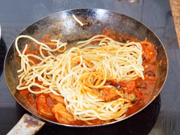 https://lemis.nyc3.digitaloceanspaces.com/grog/Photos/20250615/small/Spaghetti-alla-puttanesca-2.jpeg