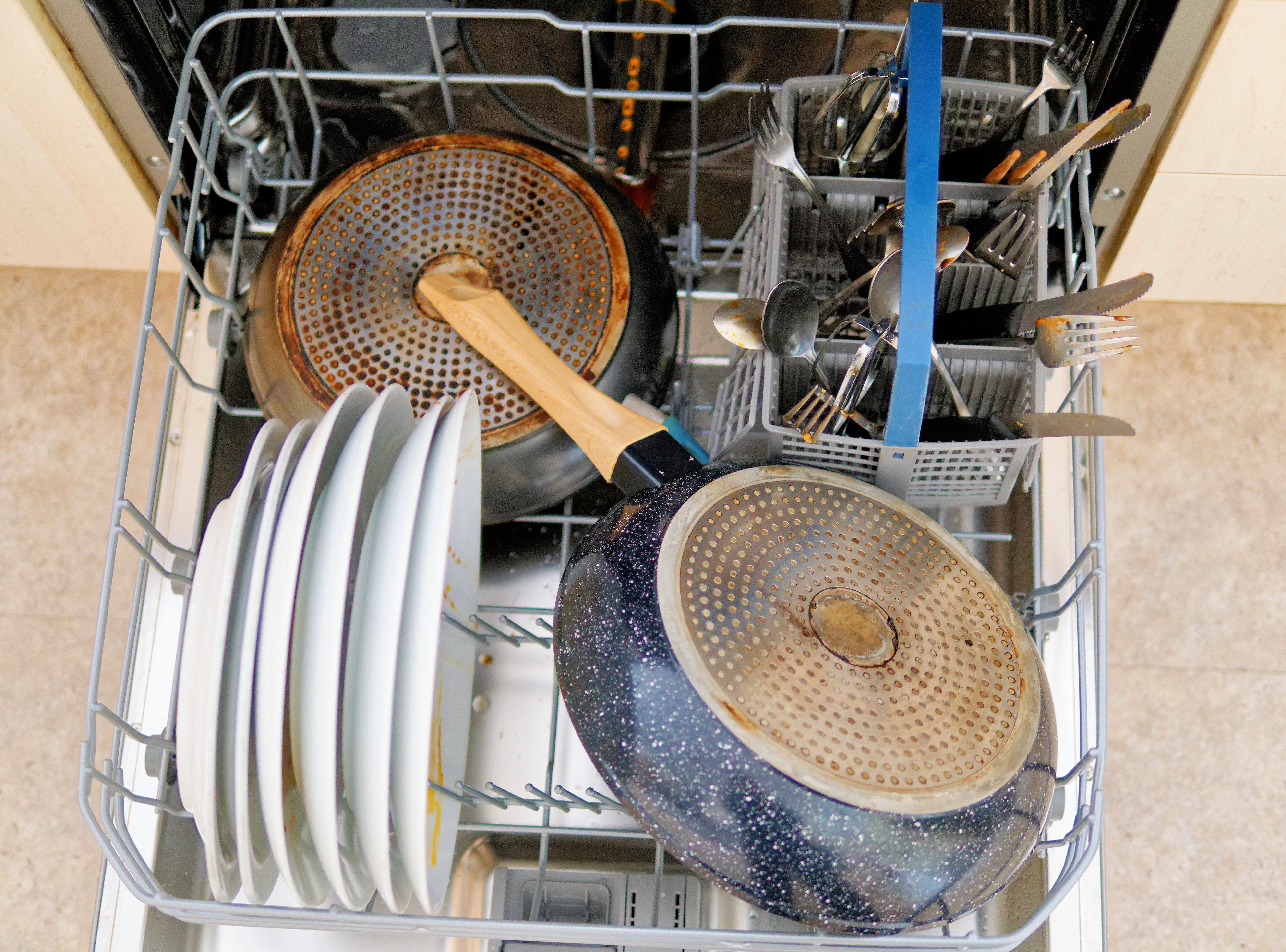 https://lemis.nyc3.digitaloceanspaces.com/grog/Photos/20250709/big/Loading-dishwasher-1.jpeg