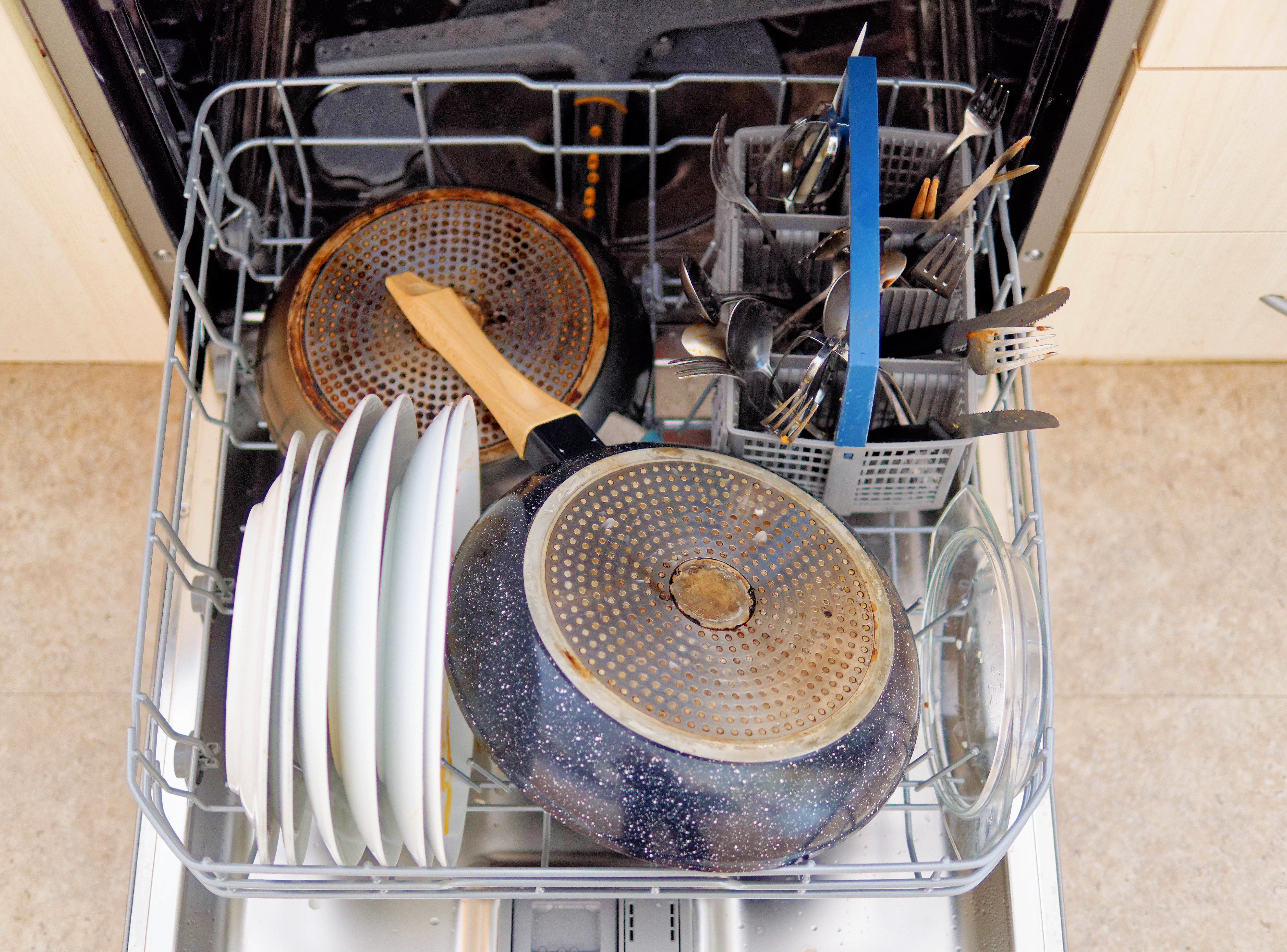 https://lemis.nyc3.digitaloceanspaces.com/grog/Photos/20250709/big/Loading-dishwasher-3.jpeg