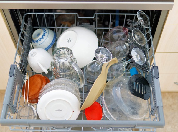 https://lemis.nyc3.digitaloceanspaces.com/grog/Photos/20250709/small/Loading-dishwasher-2.jpeg