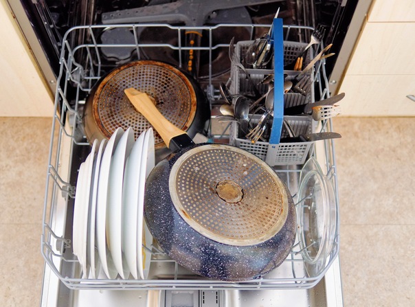 https://lemis.nyc3.digitaloceanspaces.com/grog/Photos/20250709/small/Loading-dishwasher-3.jpeg
