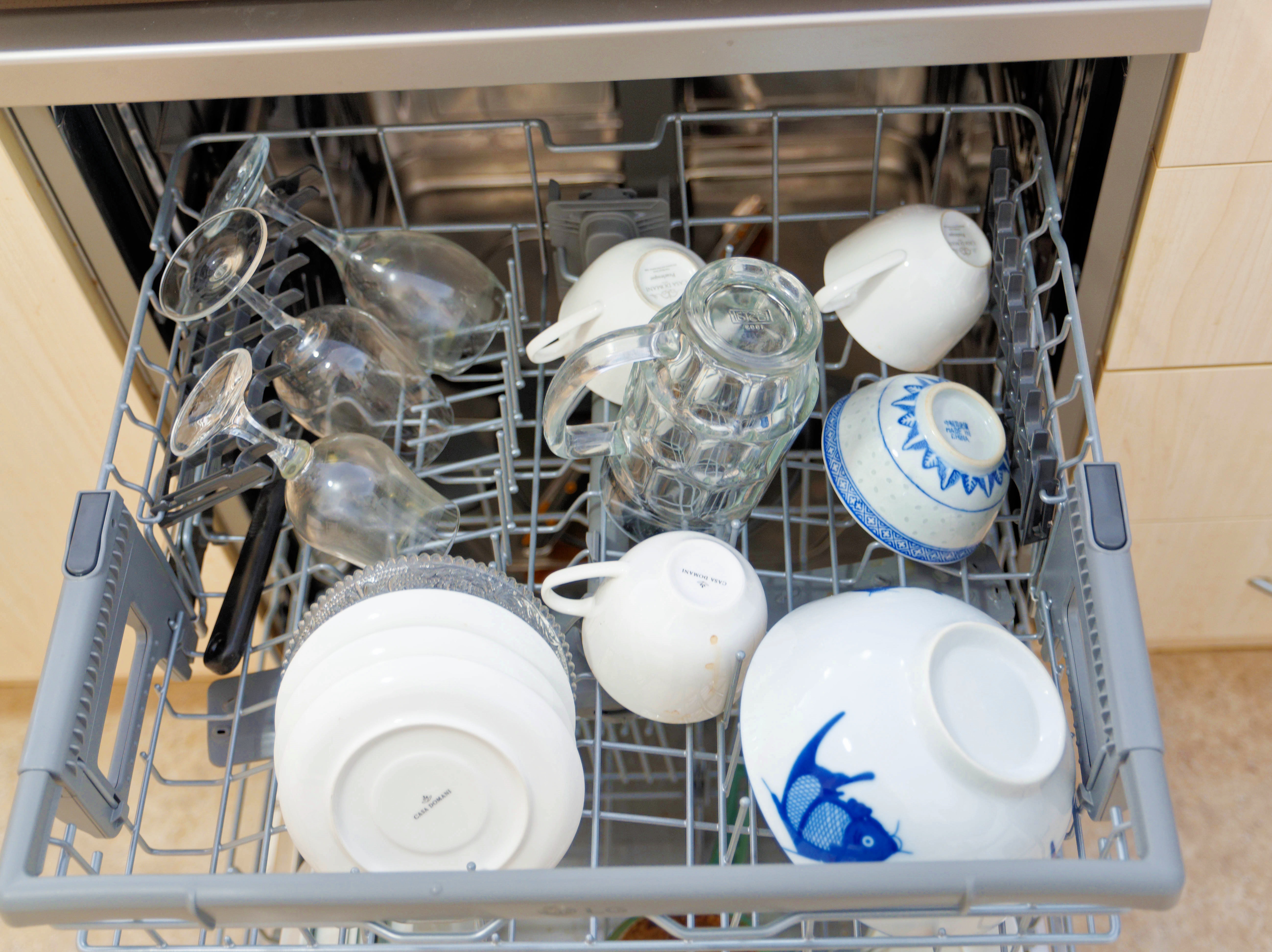 https://lemis.nyc3.digitaloceanspaces.com/grog/Photos/20250716/big/Loading-dishwasher-1.jpeg