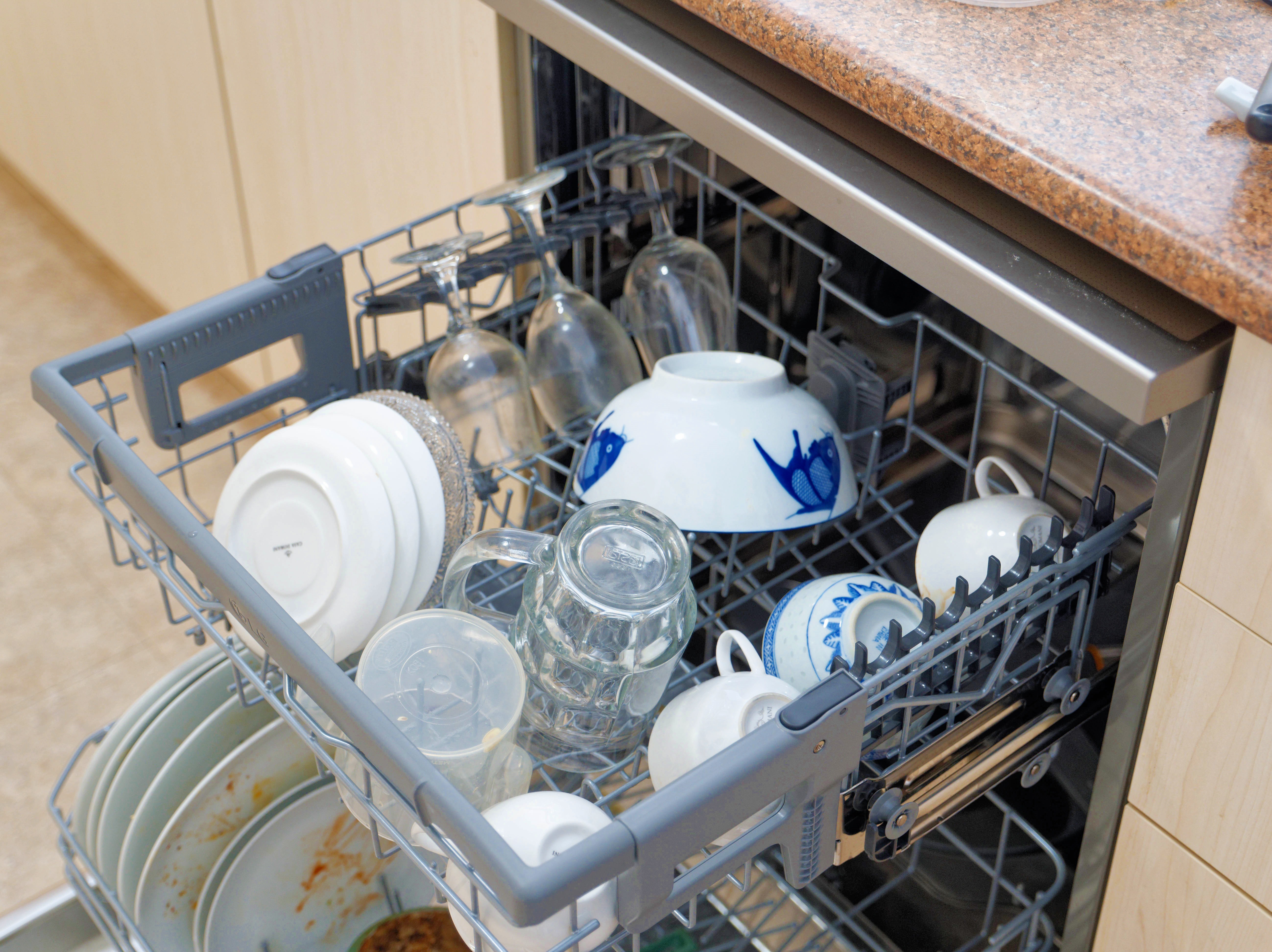https://lemis.nyc3.digitaloceanspaces.com/grog/Photos/20250716/big/Loading-dishwasher-10.jpeg