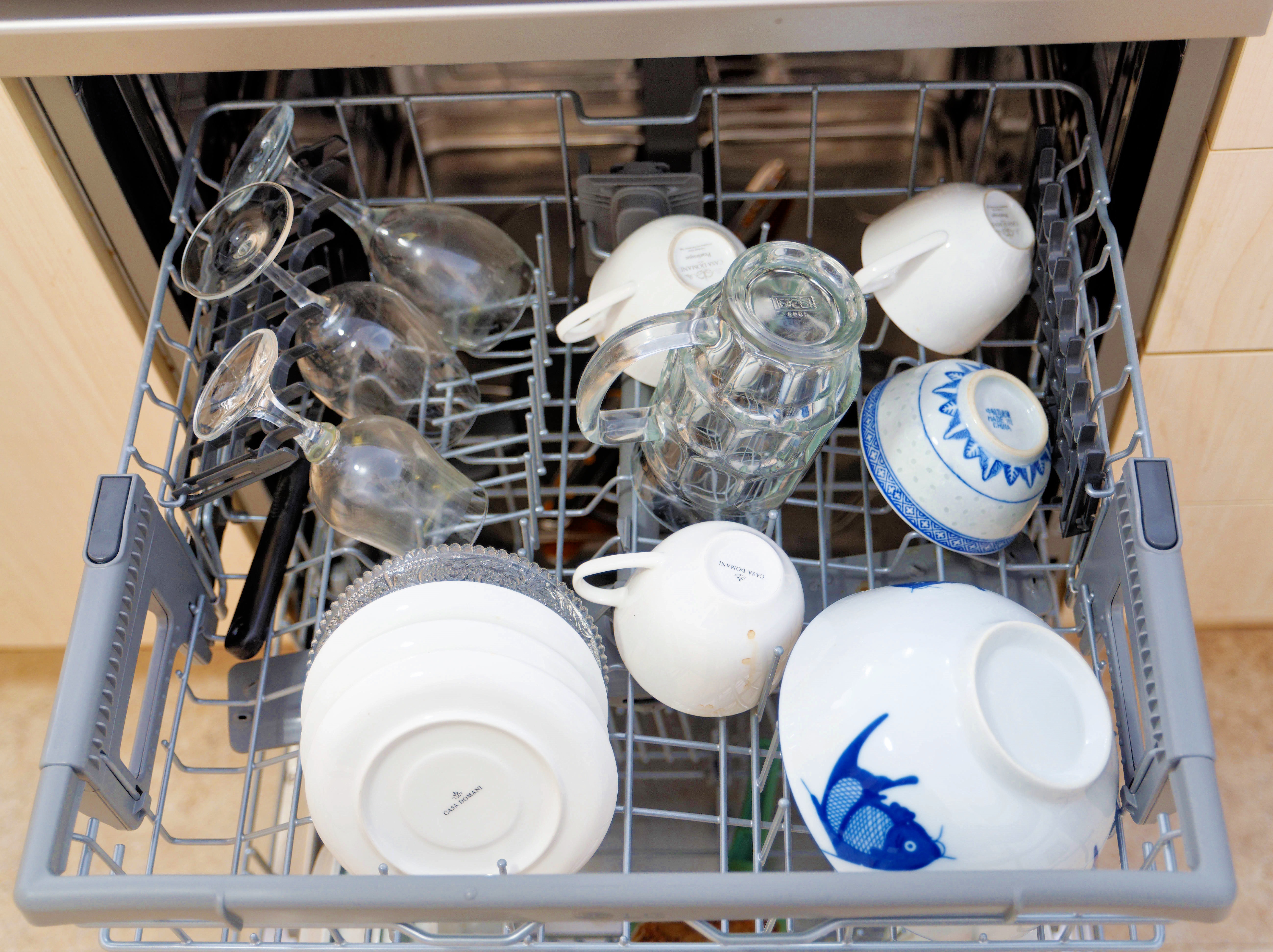 https://lemis.nyc3.digitaloceanspaces.com/grog/Photos/20250716/big/Loading-dishwasher-2.jpeg