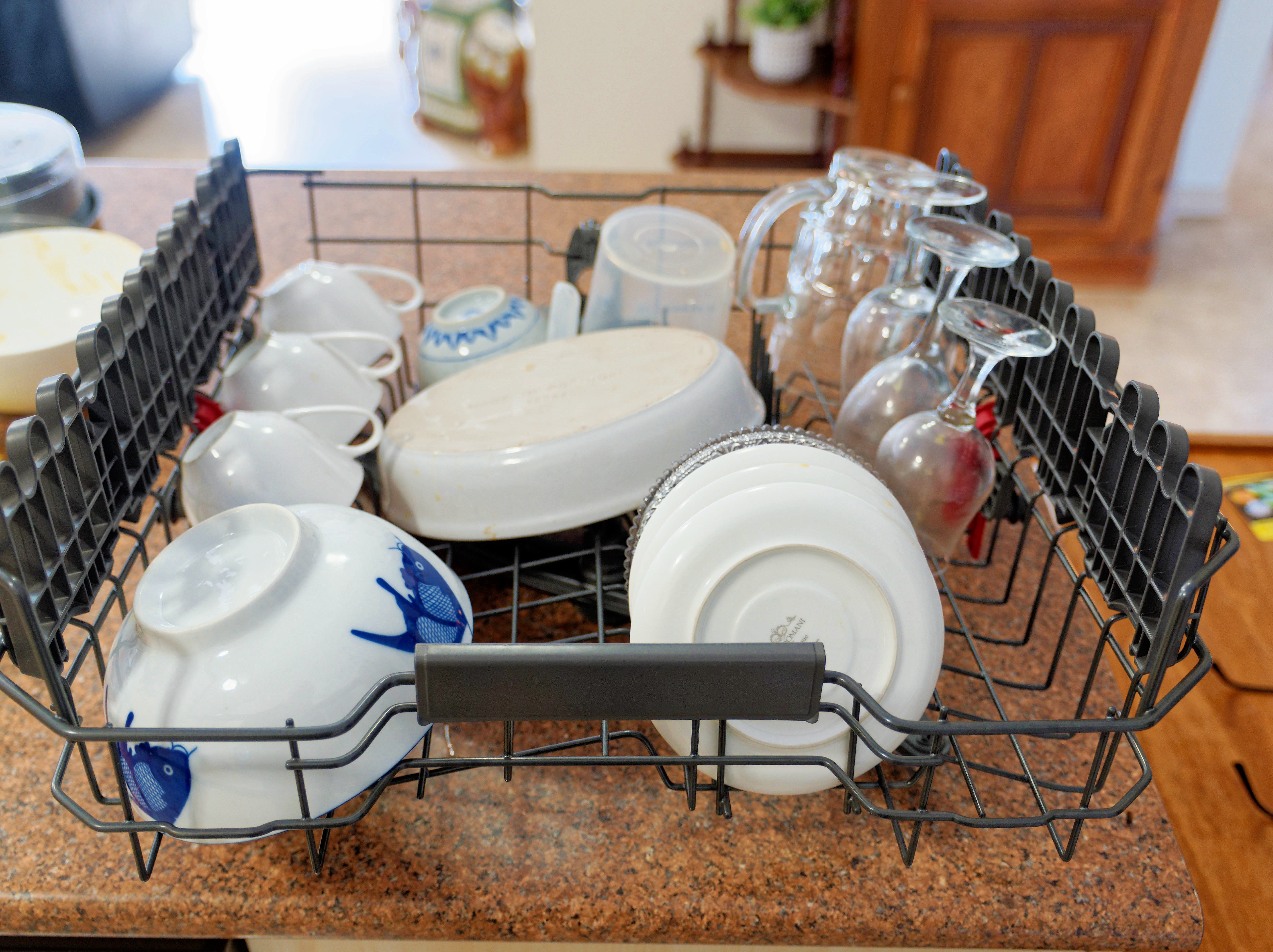 https://lemis.nyc3.digitaloceanspaces.com/grog/Photos/20250716/big/Loading-dishwasher-3.jpeg