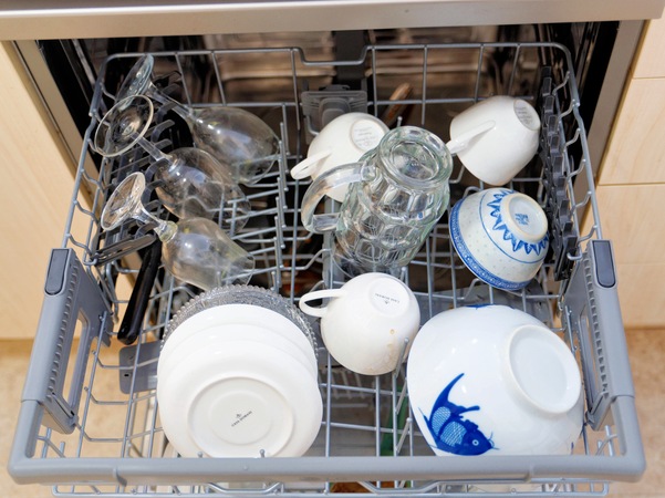 https://lemis.nyc3.digitaloceanspaces.com/grog/Photos/20250716/small/Loading-dishwasher-2.jpeg