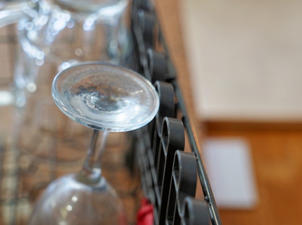 https://lemis.nyc3.digitaloceanspaces.com/grog/Photos/20250716/small/Loading-dishwasher-5.jpeg