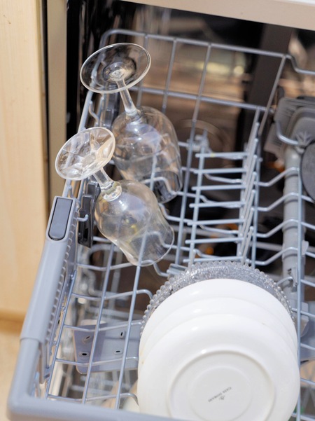 https://lemis.nyc3.digitaloceanspaces.com/grog/Photos/20250716/small/Loading-dishwasher-6.jpeg