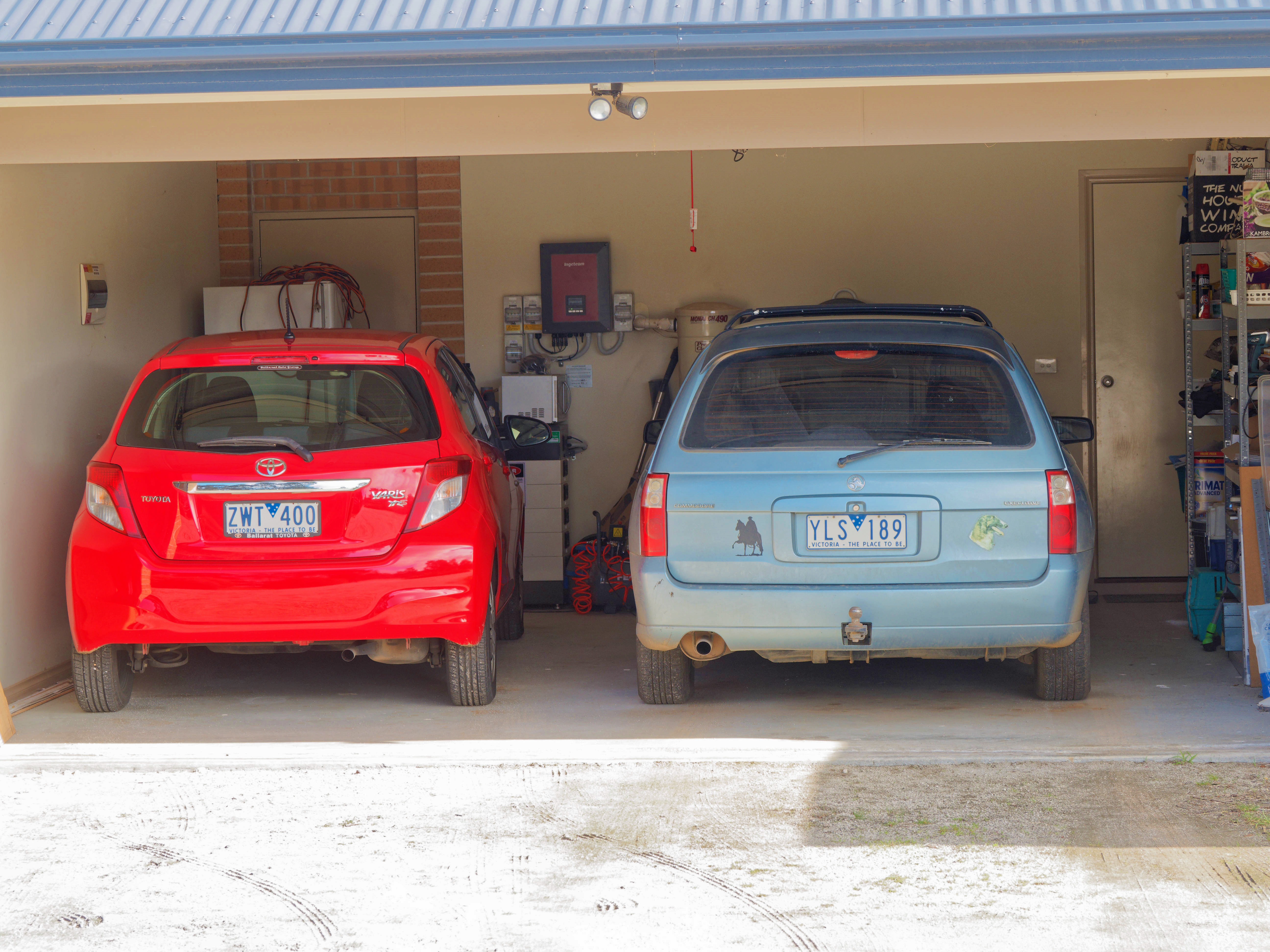 https://lemis.nyc3.digitaloceanspaces.com/grog/Photos/20250801/big/Cars-in-garage-1.jpeg