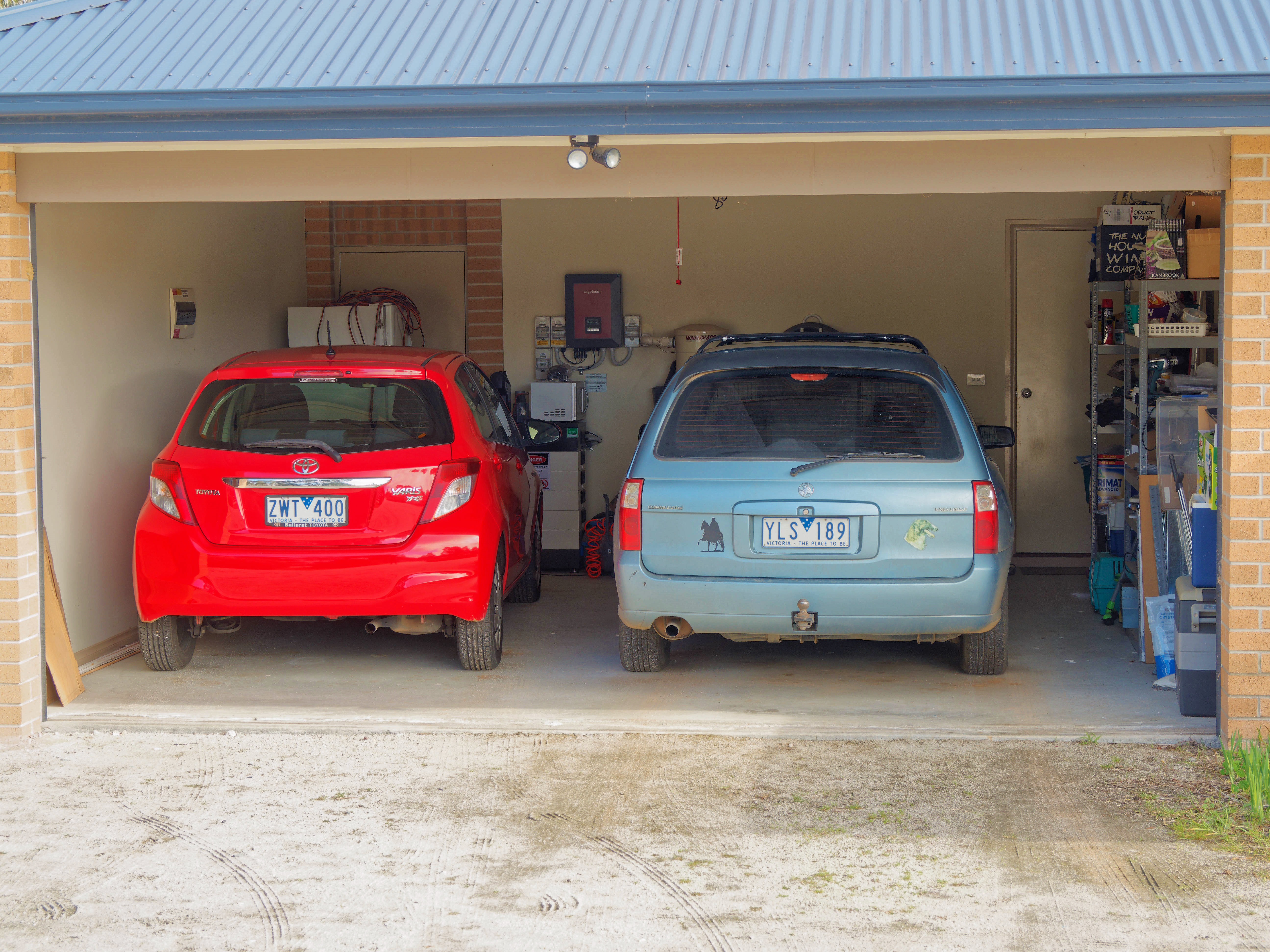 https://lemis.nyc3.digitaloceanspaces.com/grog/Photos/20250801/big/Cars-in-garage-2.jpeg