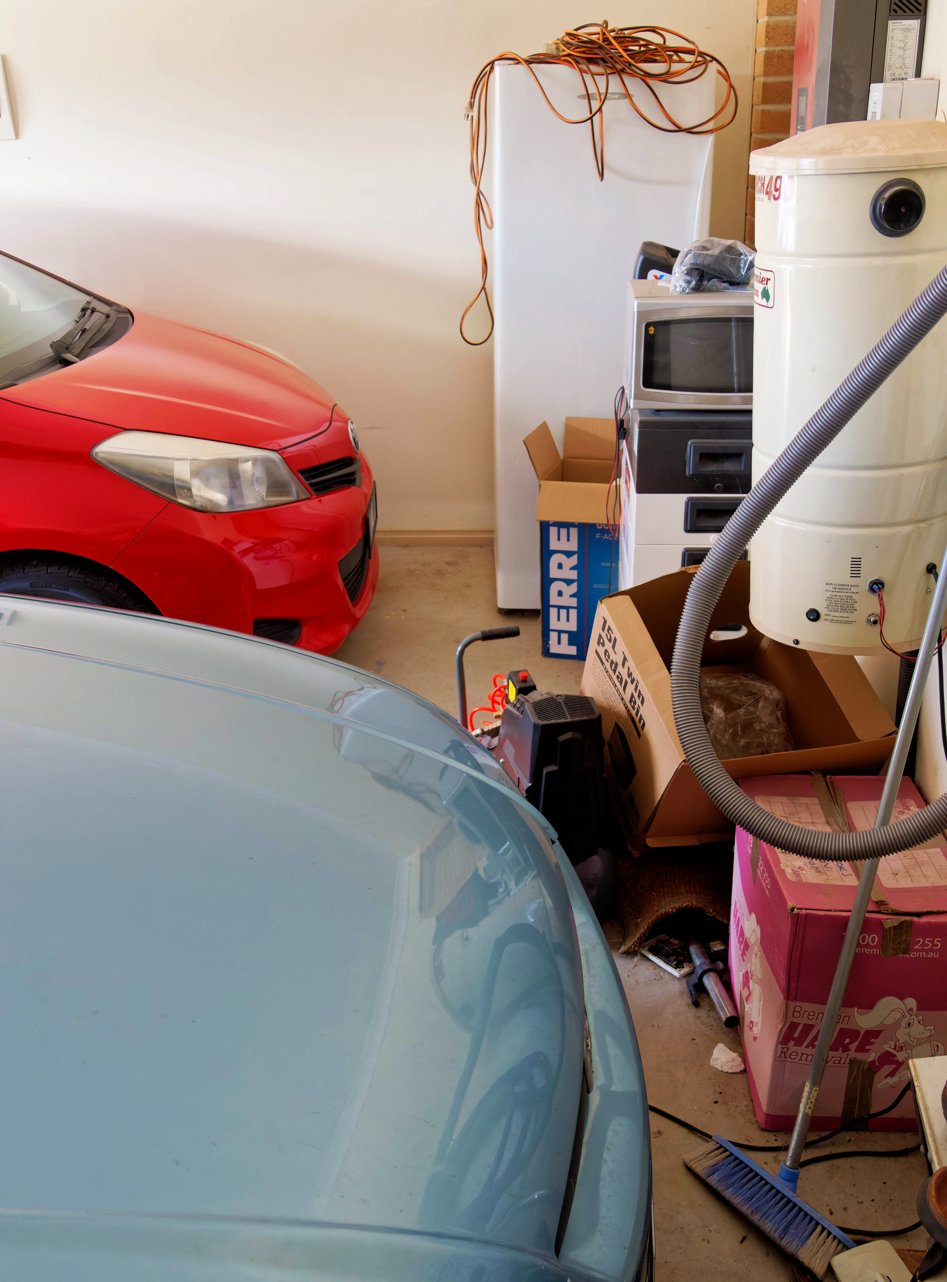https://lemis.nyc3.digitaloceanspaces.com/grog/Photos/20250801/big/Cars-in-garage-3.jpeg
