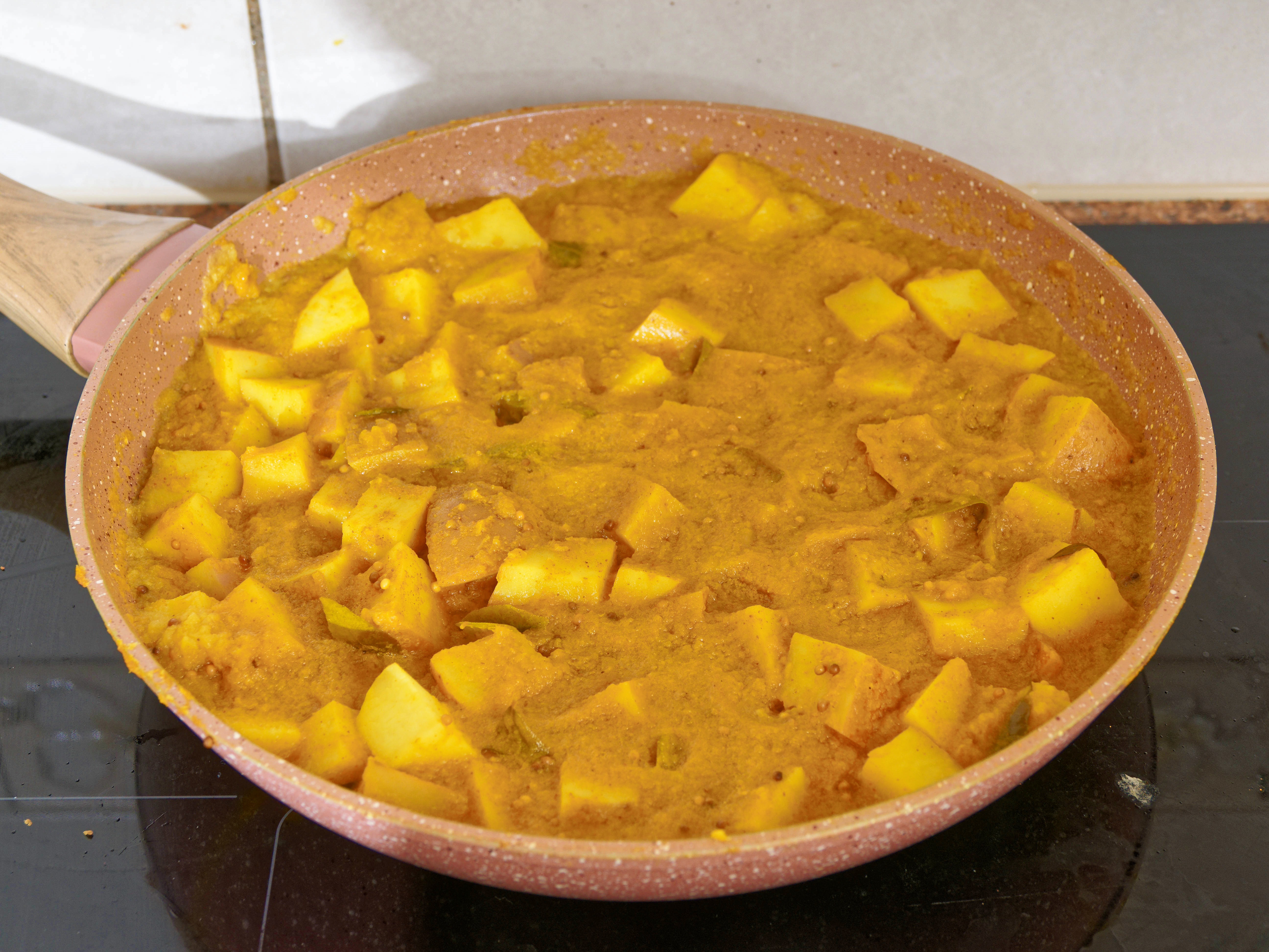https://lemis.nyc3.digitaloceanspaces.com/grog/Photos/20250804/big/Alu-masala-1.jpeg