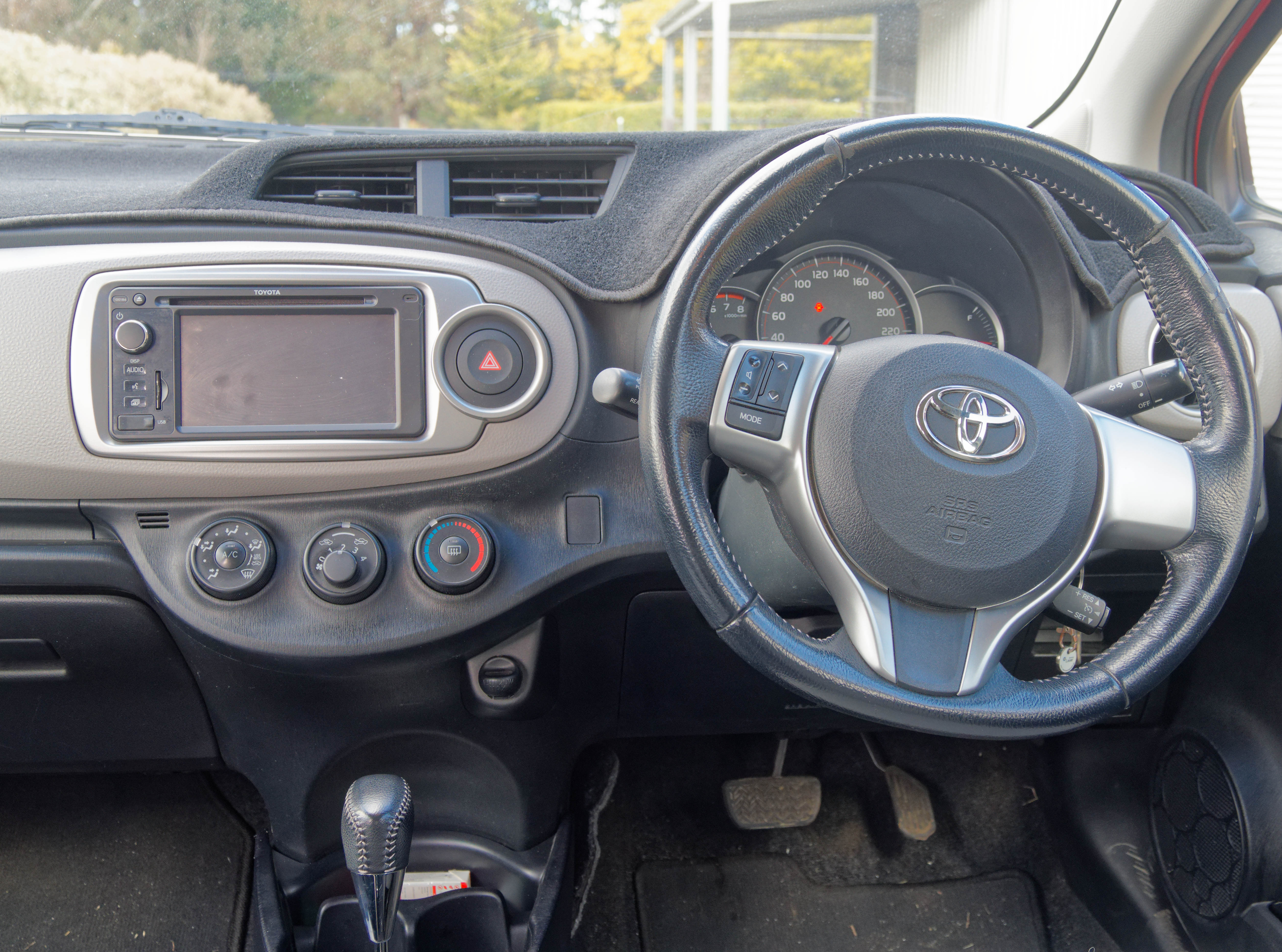 https://lemis.nyc3.digitaloceanspaces.com/grog/Photos/20250813/big/Toyota-Yaris-controls.jpeg