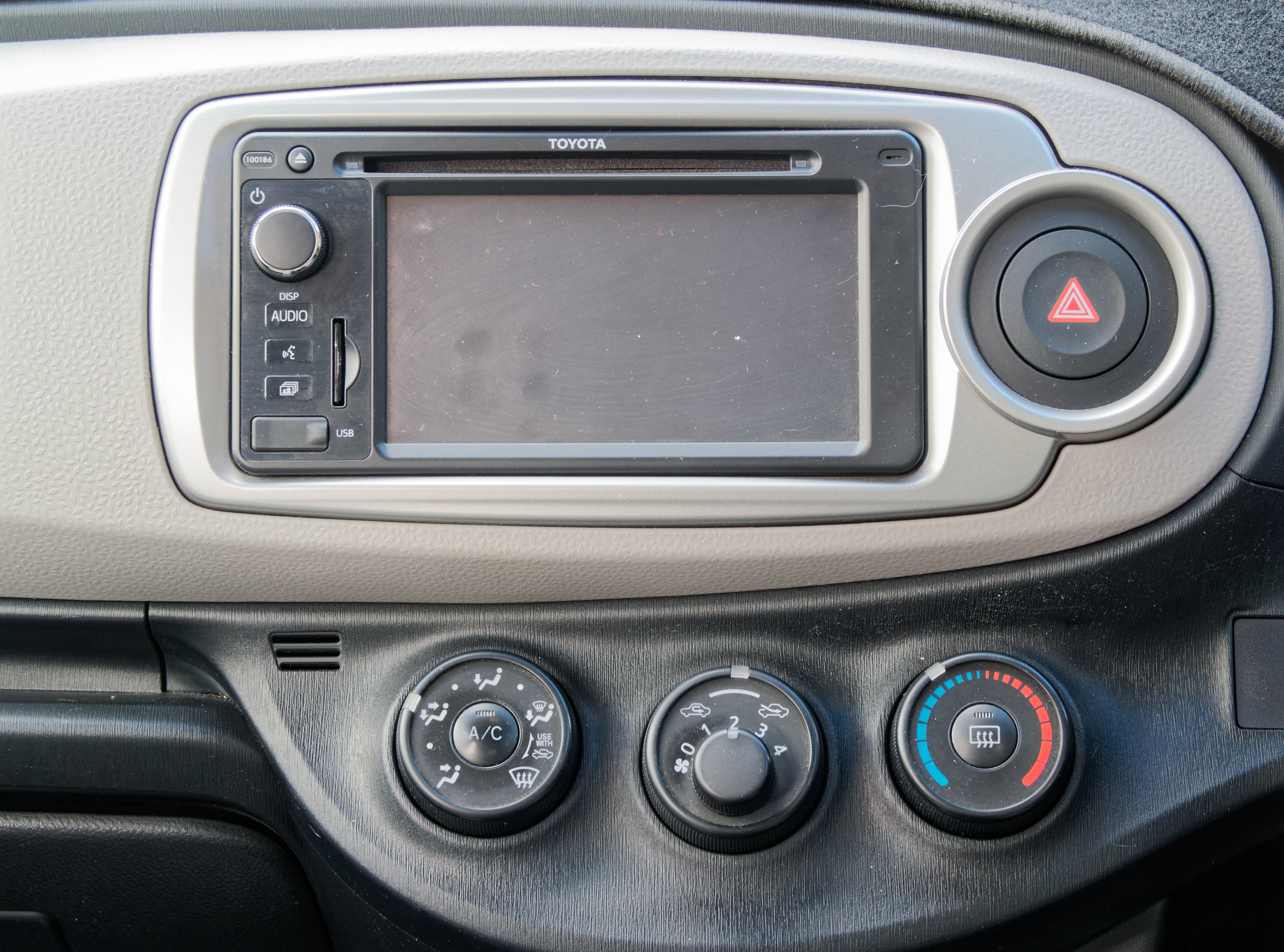 https://lemis.nyc3.digitaloceanspaces.com/grog/Photos/20250813/big/Toyota-Yaris-radio-1.jpeg