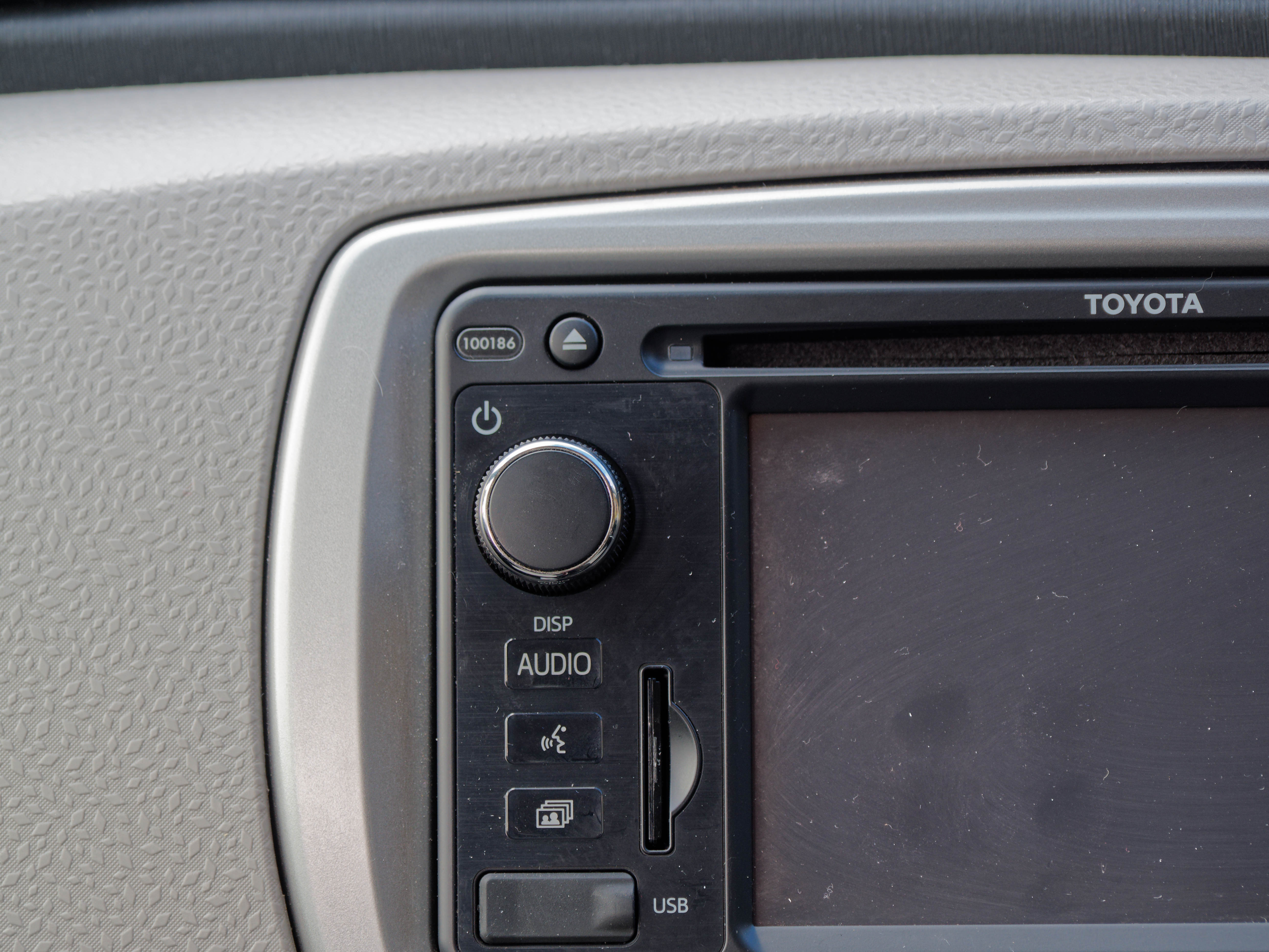 https://lemis.nyc3.digitaloceanspaces.com/grog/Photos/20250813/big/Toyota-Yaris-radio-3.jpeg