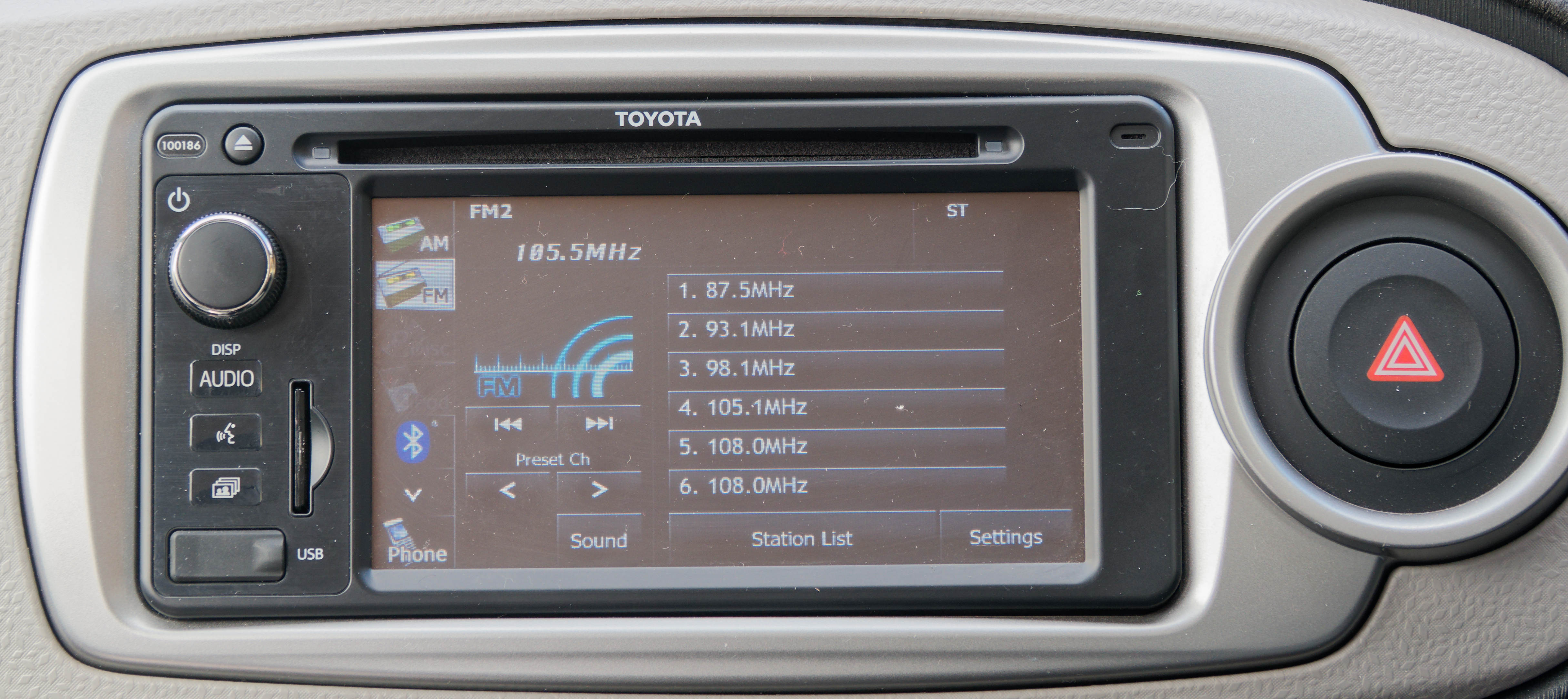 https://lemis.nyc3.digitaloceanspaces.com/grog/Photos/20250813/big/Toyota-Yaris-radio-4.jpeg