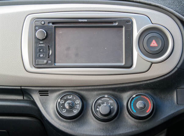https://lemis.nyc3.digitaloceanspaces.com/grog/Photos/20250813/small/Toyota-Yaris-radio-1.jpeg