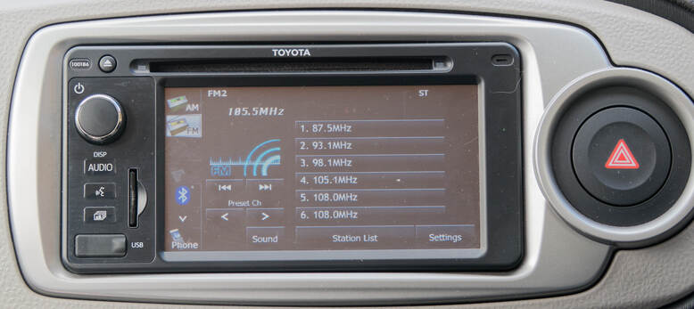 https://lemis.nyc3.digitaloceanspaces.com/grog/Photos/20250813/small/Toyota-Yaris-radio-4.jpeg