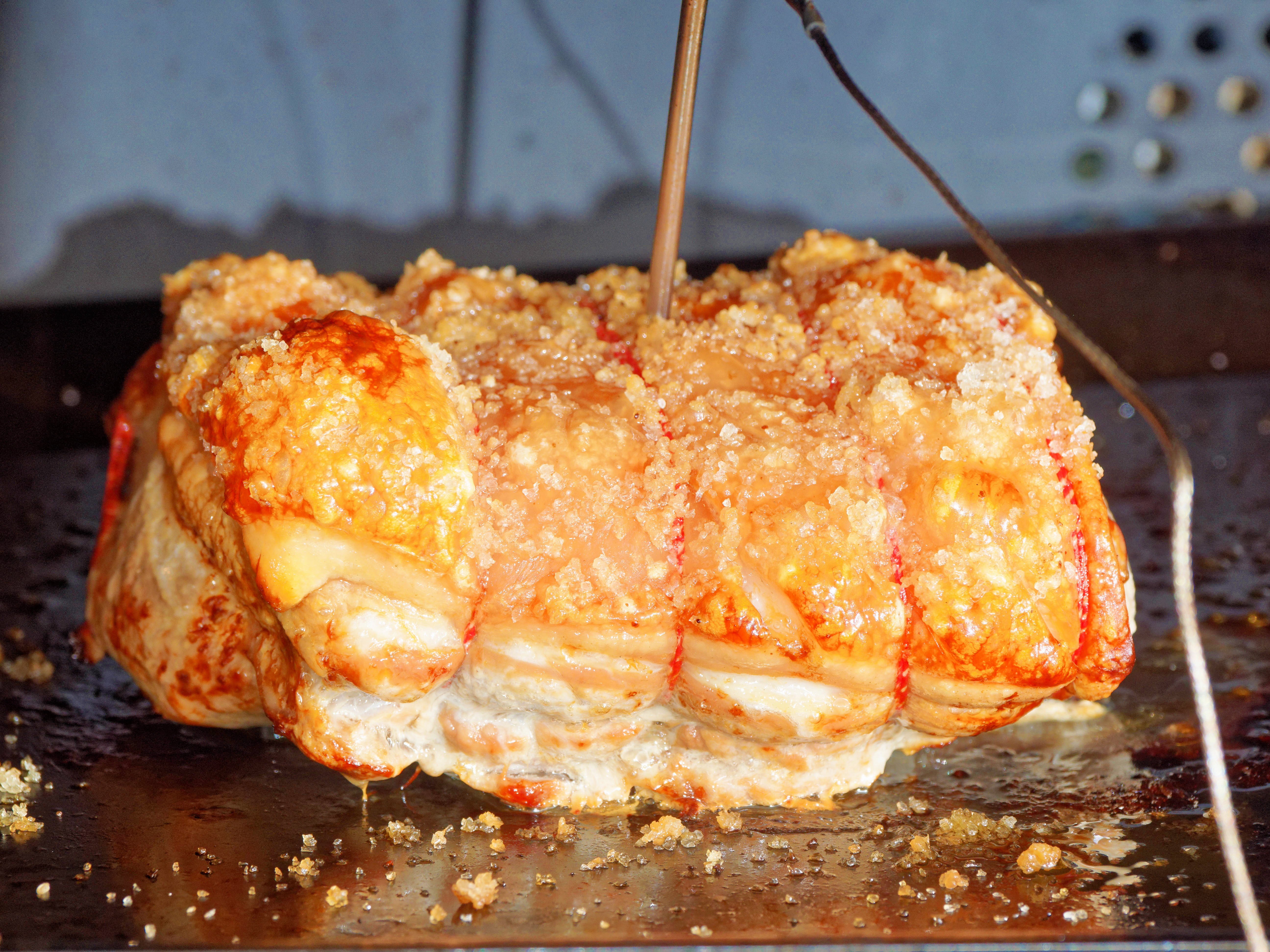 https://lemis.nyc3.digitaloceanspaces.com/grog/Photos/20250817/big/Roasting-pork-10.jpeg