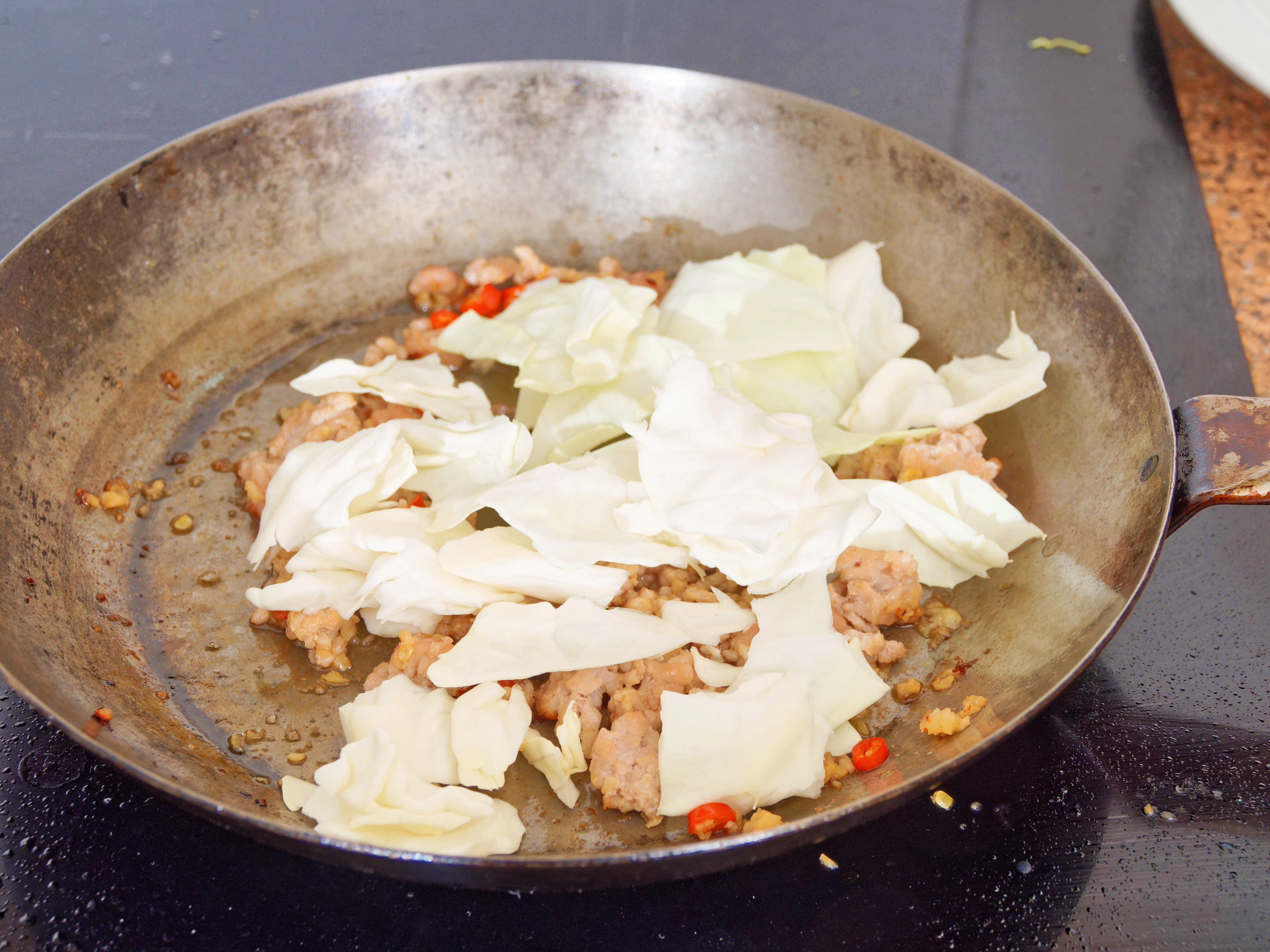 https://lemis.nyc3.digitaloceanspaces.com/grog/Photos/20250822/big/Fried-cabbage-5.jpeg