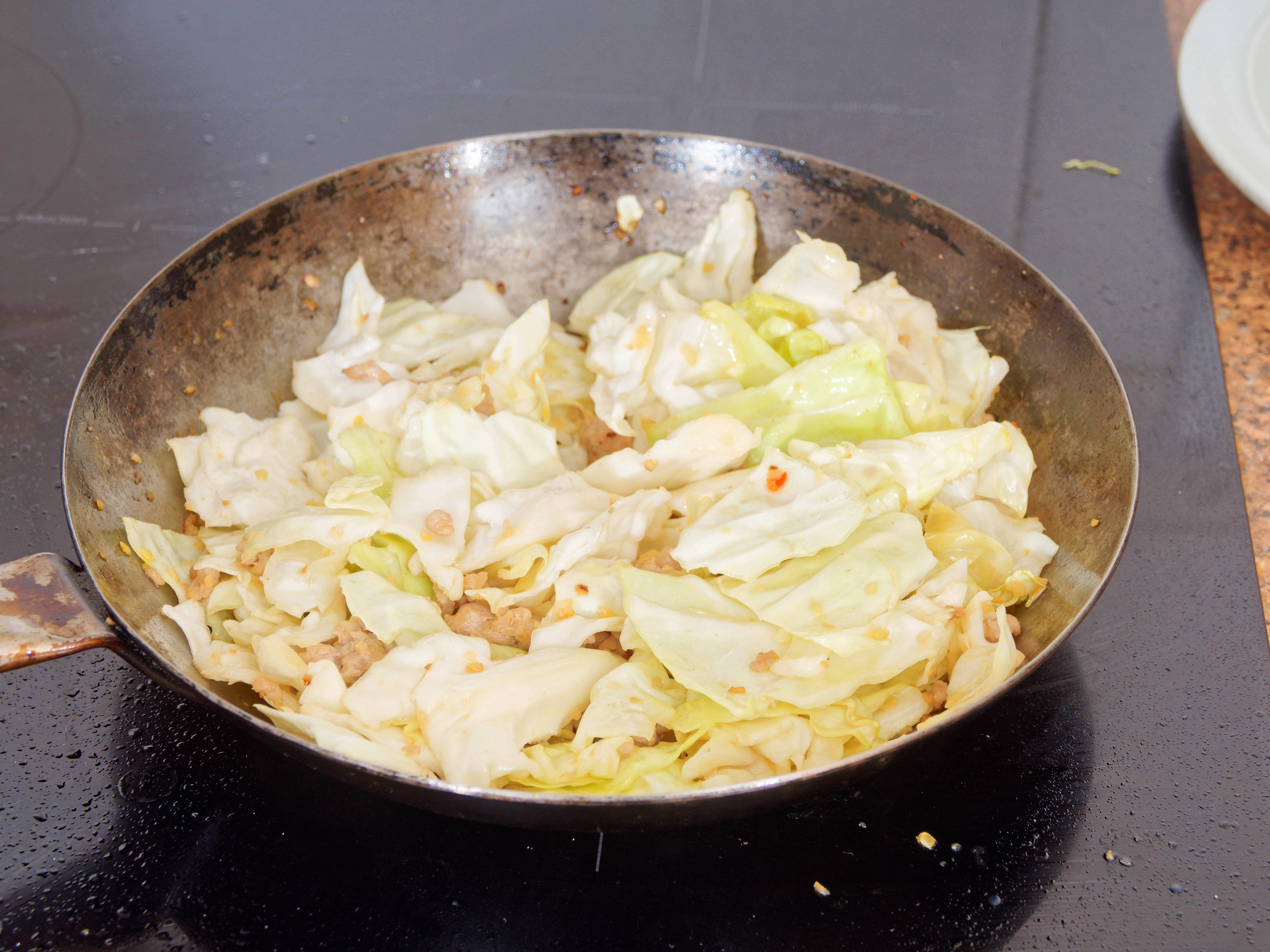 https://lemis.nyc3.digitaloceanspaces.com/grog/Photos/20250822/big/Fried-cabbage-7.jpeg