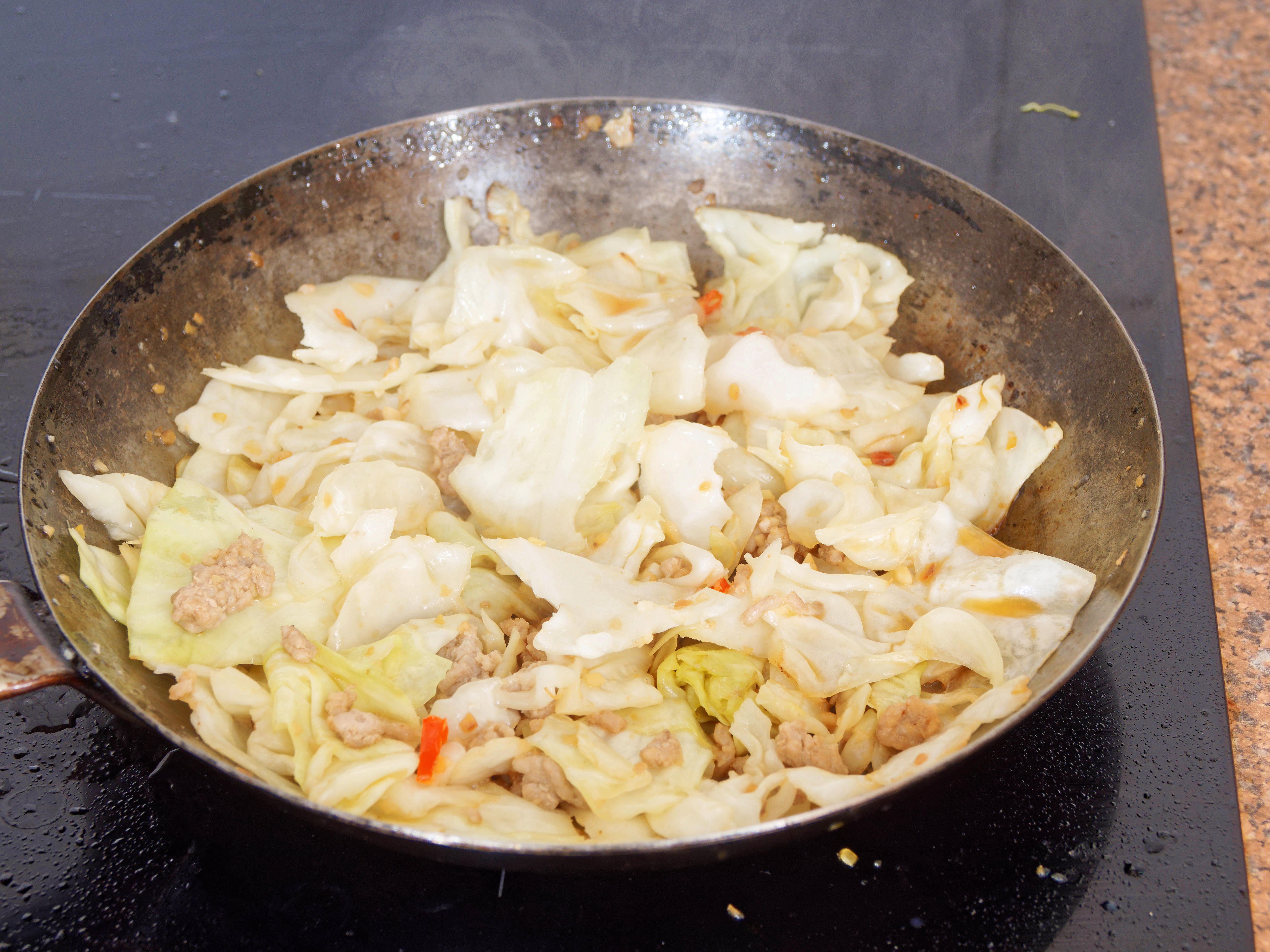 https://lemis.nyc3.digitaloceanspaces.com/grog/Photos/20250822/big/Fried-cabbage-8.jpeg