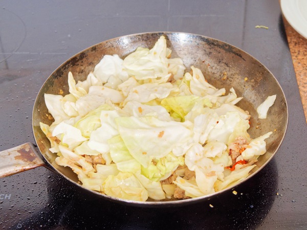 https://lemis.nyc3.digitaloceanspaces.com/grog/Photos/20250822/small/Fried-cabbage-6.jpeg