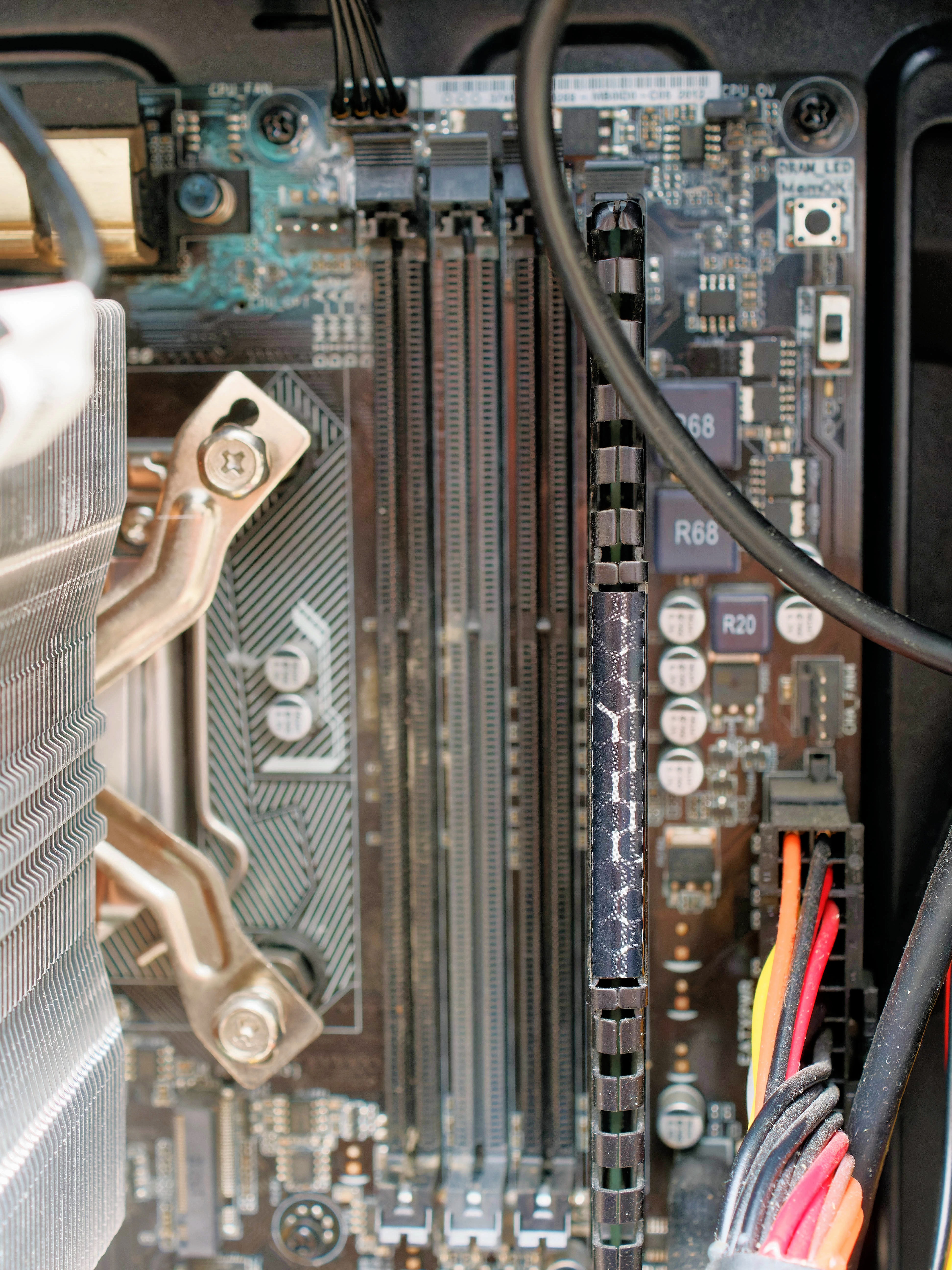 https://lemis.nyc3.digitaloceanspaces.com/grog/Photos/20250825/big/Memory-chips-3.jpeg
