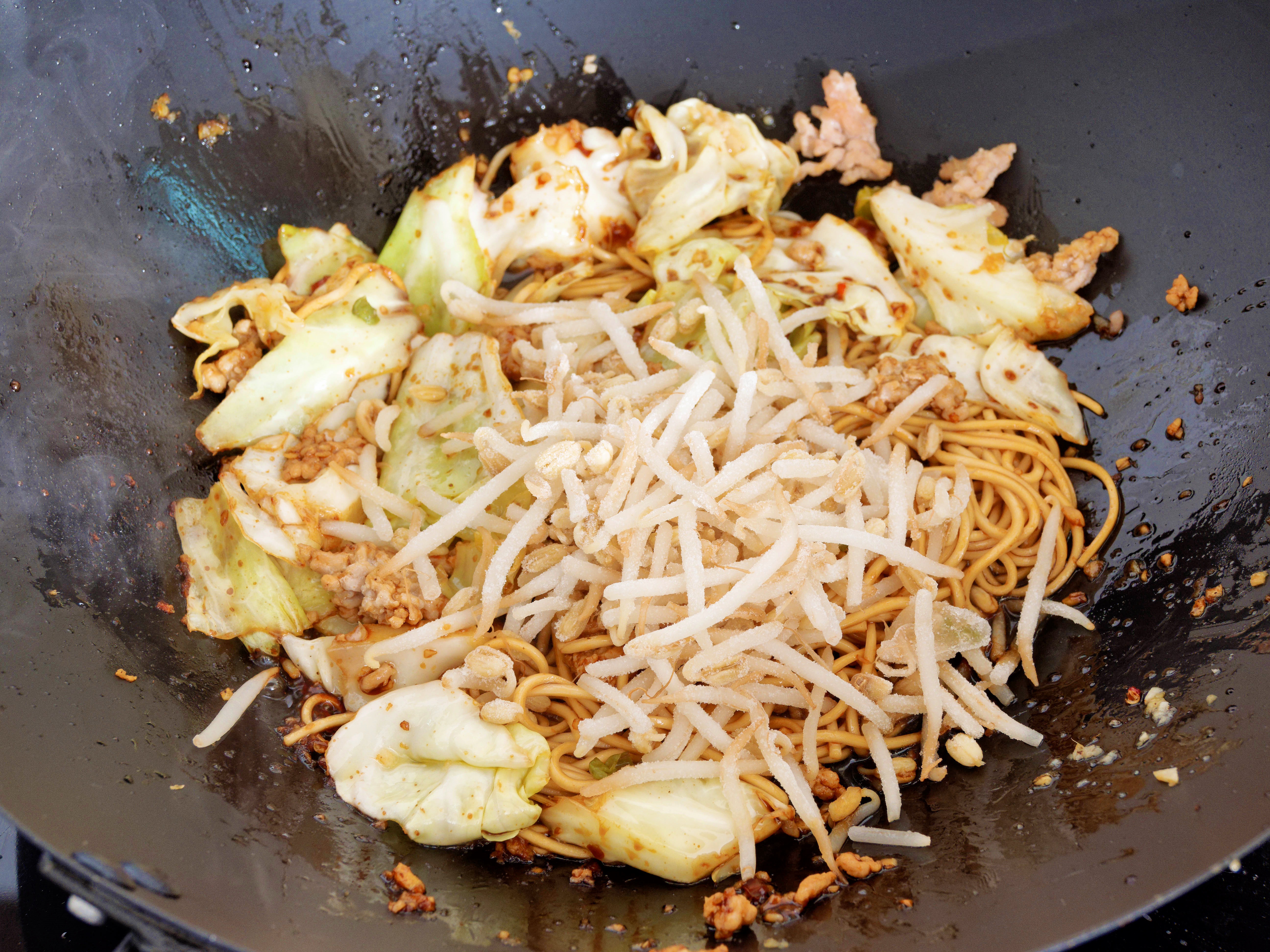 https://lemis.nyc3.digitaloceanspaces.com/grog/Photos/20251002/big/Cabbage-noodle-experiment-12.jpeg
