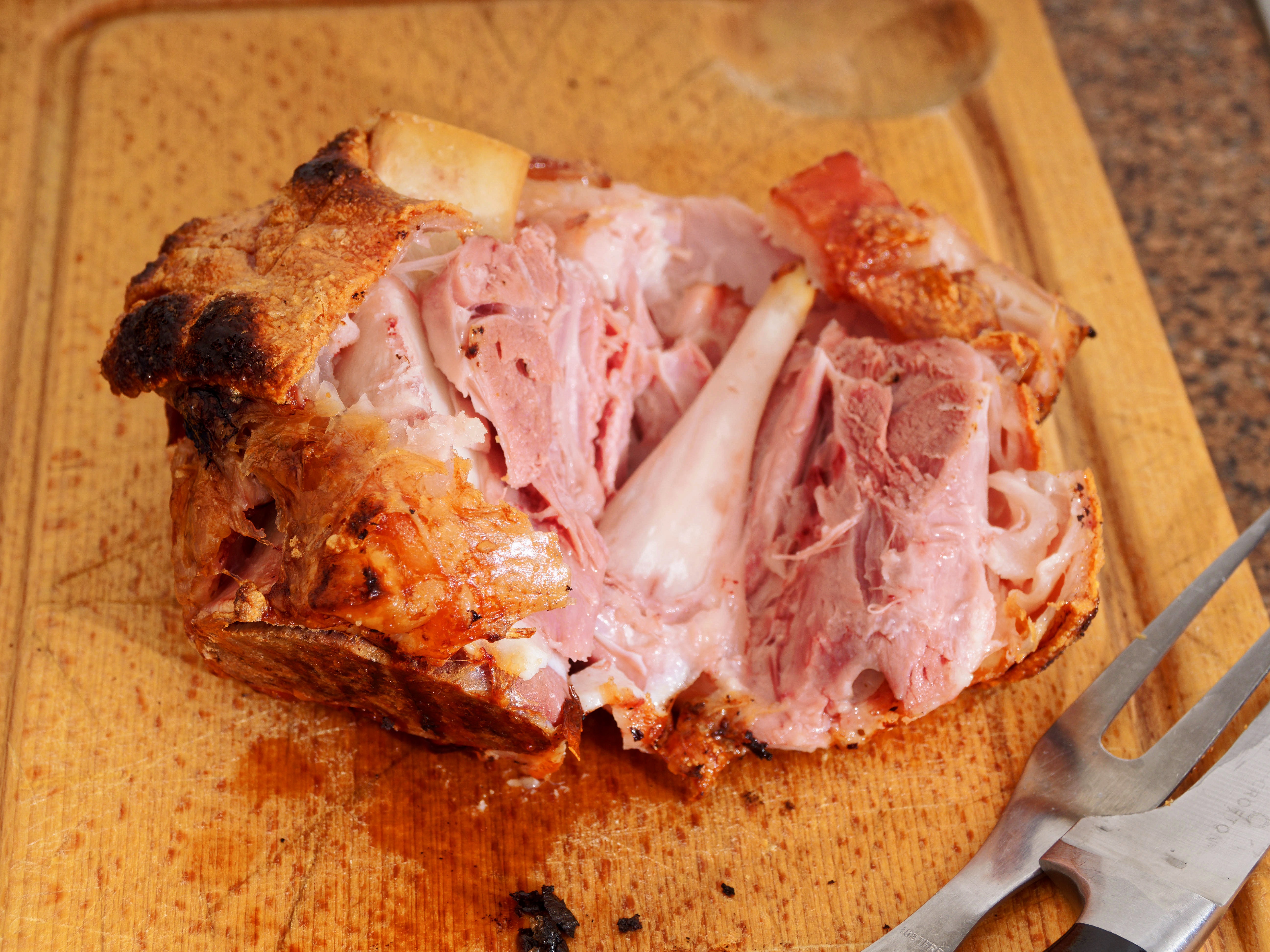 Photo Schweinshaxn-10.jpeg.  Click to redisplay small version of image. https://lemis.nyc3.digitaloceanspaces.com/grog/Photos/20251026/big/Schweinshaxn-10.jpeg