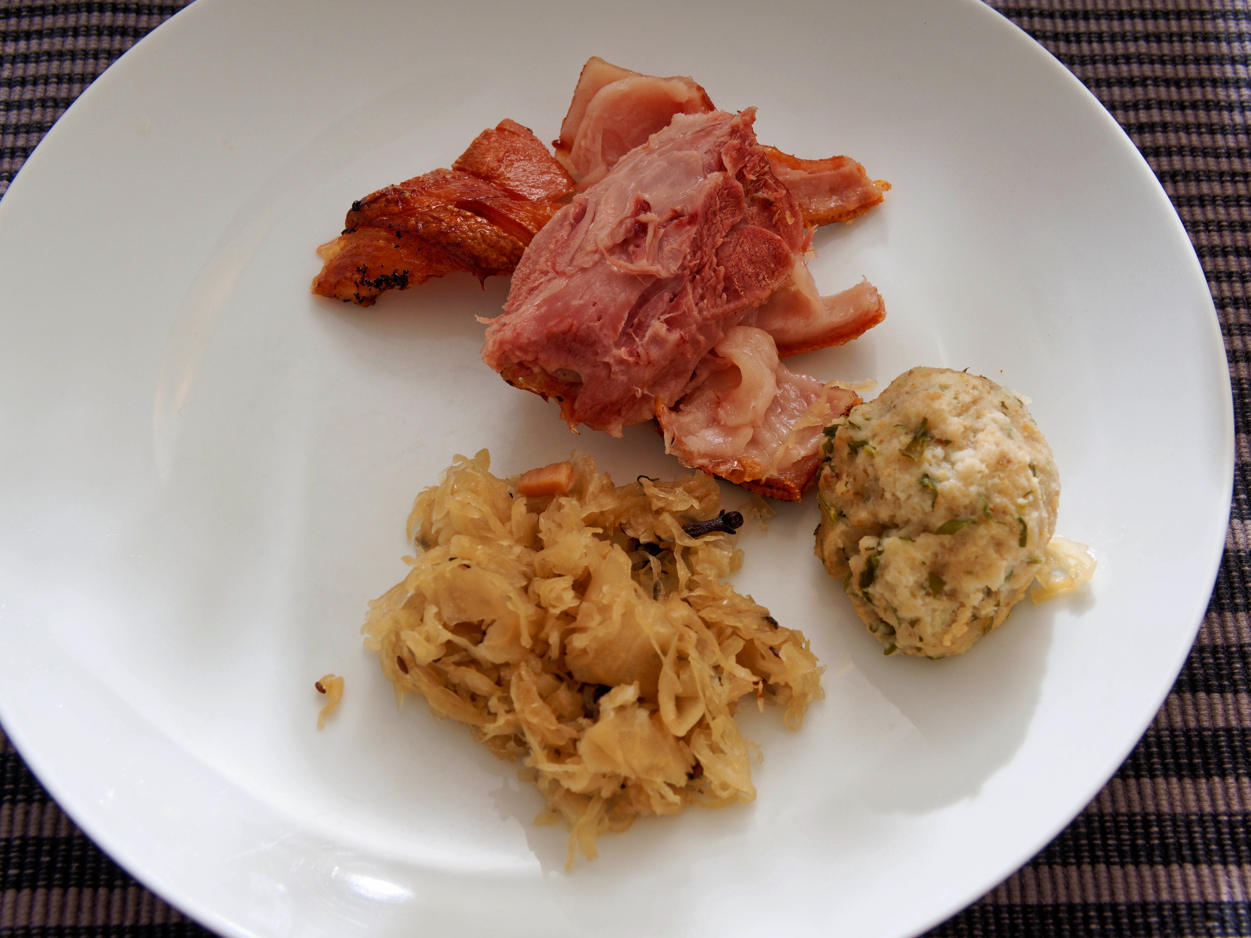 Photo Schweinshaxn-11.jpeg.  Click to redisplay small version of image. https://lemis.nyc3.digitaloceanspaces.com/grog/Photos/20251026/big/Schweinshaxn-11.jpeg