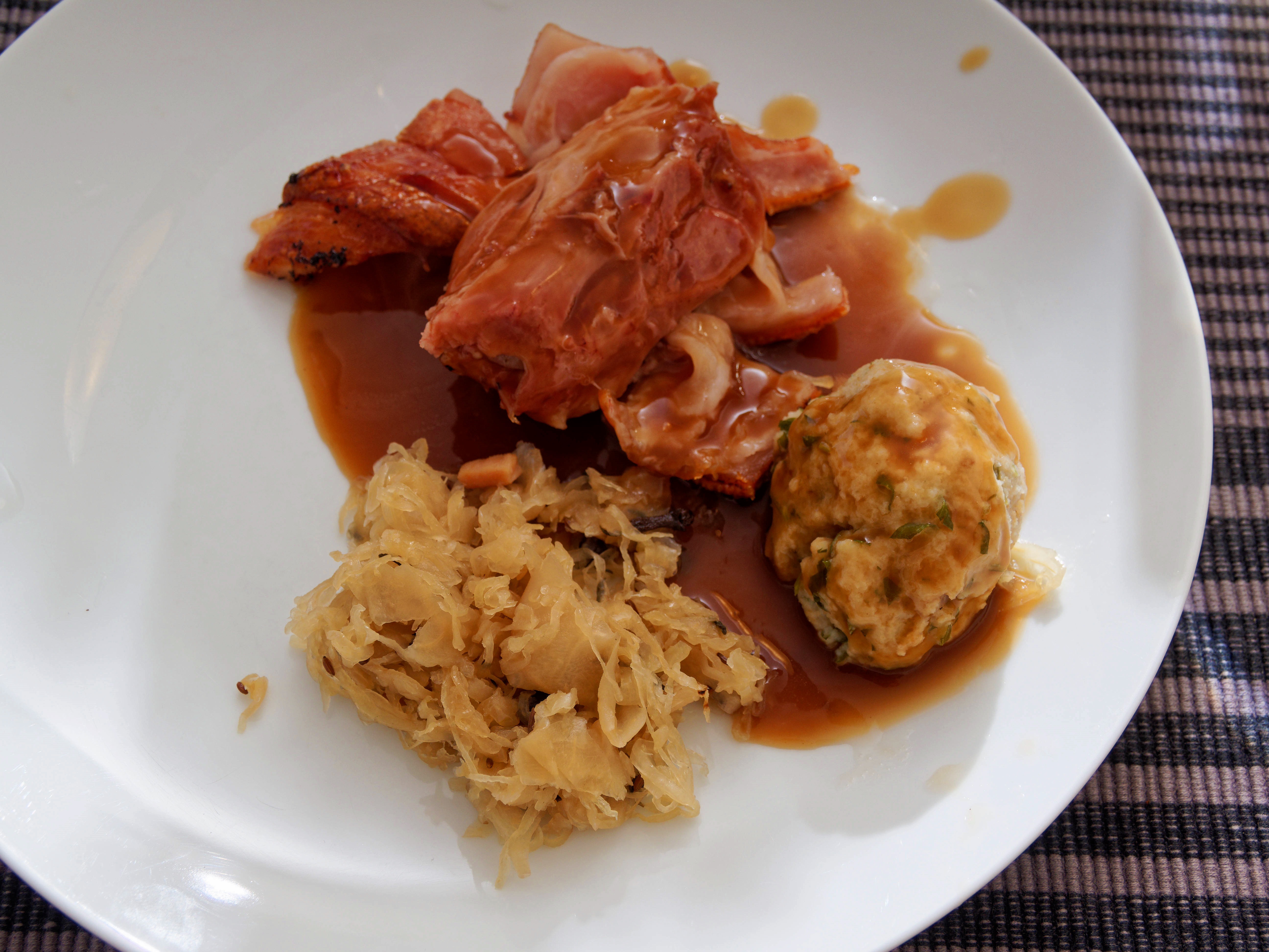 Photo Schweinshaxn-12.jpeg.  Click to redisplay small version of image. https://lemis.nyc3.digitaloceanspaces.com/grog/Photos/20251026/big/Schweinshaxn-12.jpeg