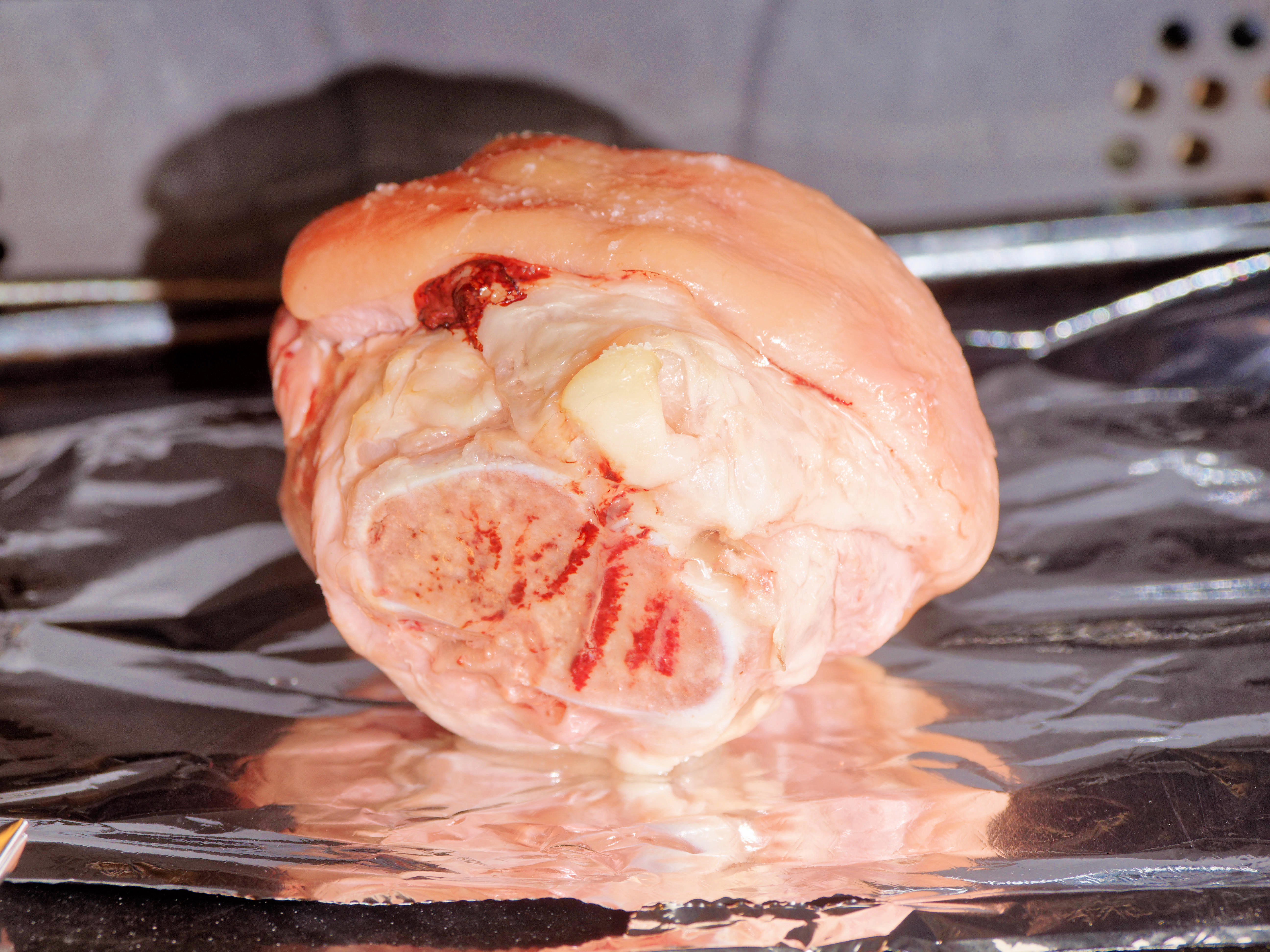 Photo Schweinshaxn-2.jpeg.  Click to redisplay small version of image. https://lemis.nyc3.digitaloceanspaces.com/grog/Photos/20251026/big/Schweinshaxn-2.jpeg