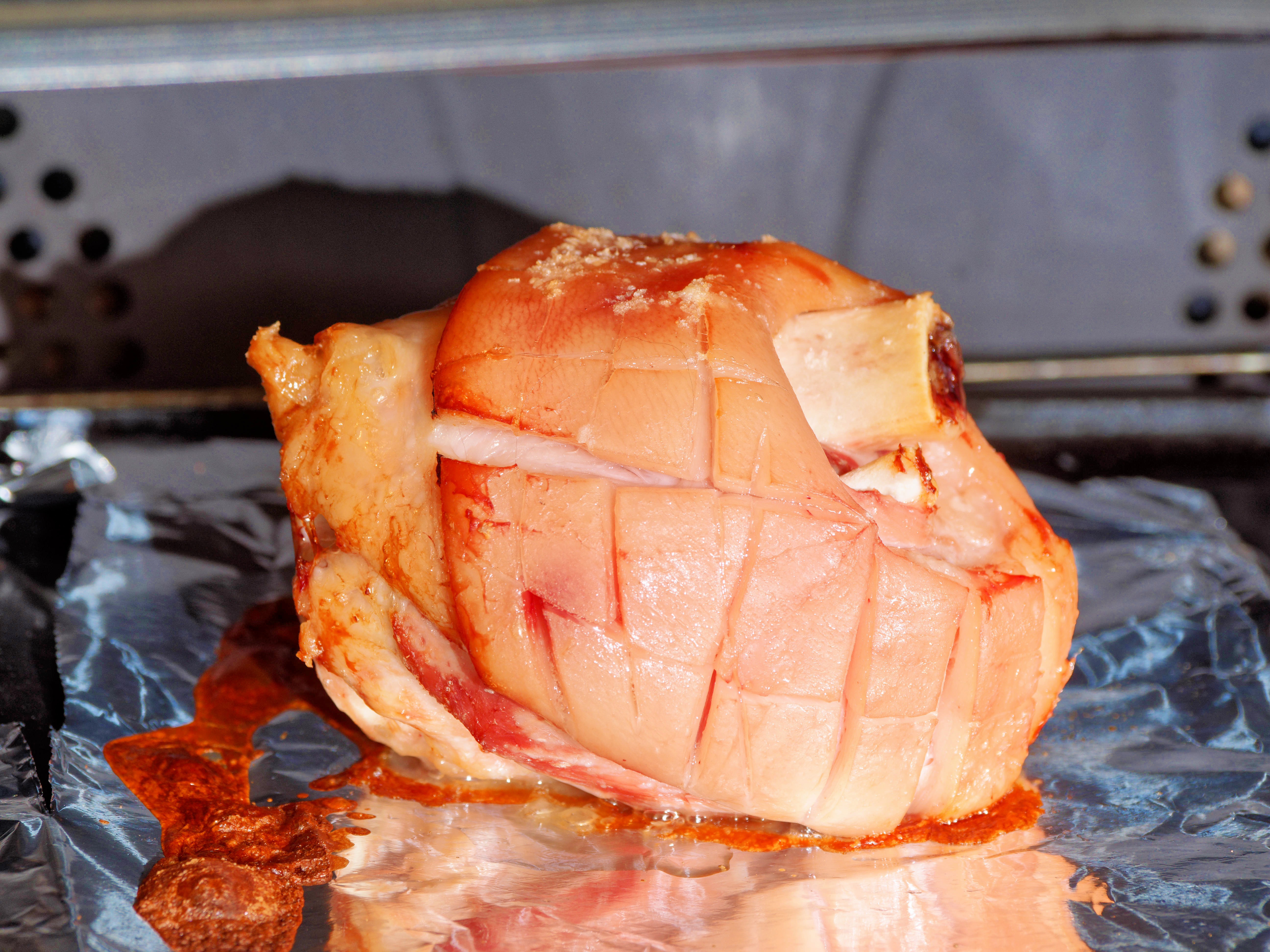 Photo Schweinshaxn-4.jpeg.  Click to redisplay small version of image. https://lemis.nyc3.digitaloceanspaces.com/grog/Photos/20251026/big/Schweinshaxn-4.jpeg