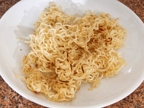 https://lemis.nyc3.digitaloceanspaces.com/grog/Photos/20251128/small/Crispy-noodles-5.jpeg