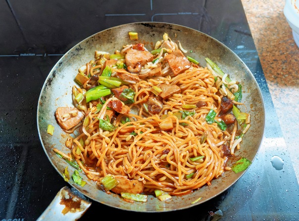 https://lemis.nyc3.digitaloceanspaces.com/grog/Photos/20251216/small/Dereel-duck-noodles-1.jpeg