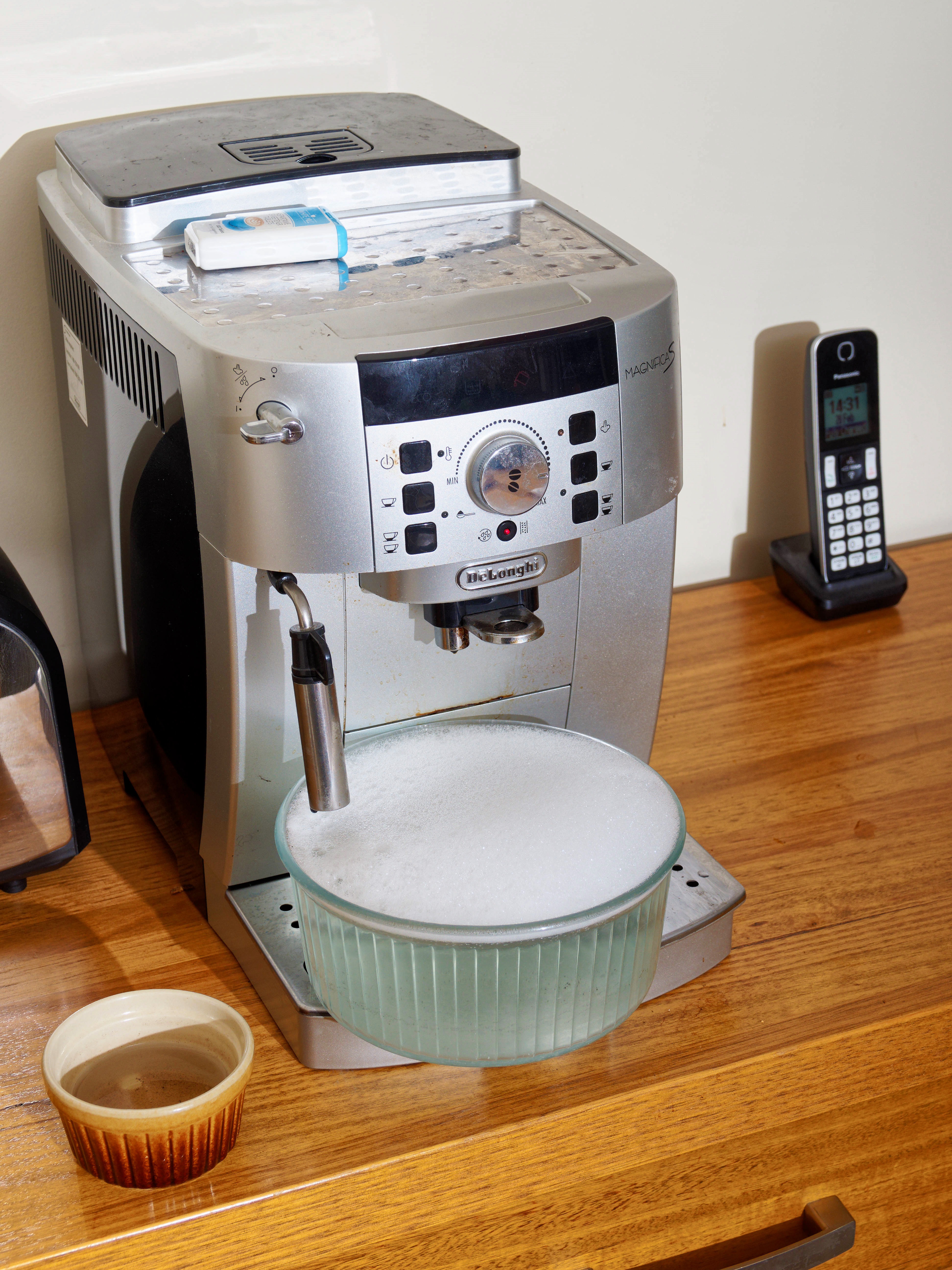 https://lemis.nyc3.digitaloceanspaces.com/grog/Photos/20260228/big/Cleaning-coffee-machine-2.jpeg