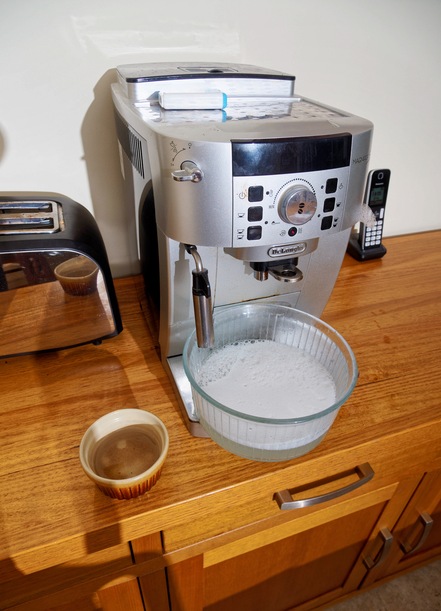 https://lemis.nyc3.digitaloceanspaces.com/grog/Photos/20260228/small/Cleaning-coffee-machine-1.jpeg