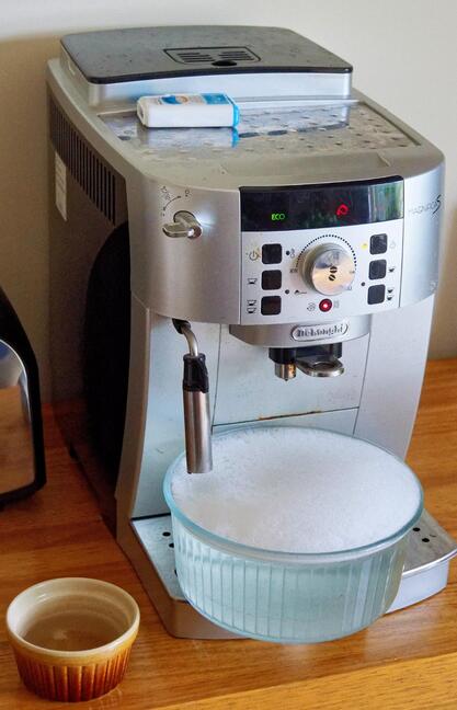 https://lemis.nyc3.digitaloceanspaces.com/grog/Photos/20260228/small/Cleaning-coffee-machine-3-detail.jpeg
