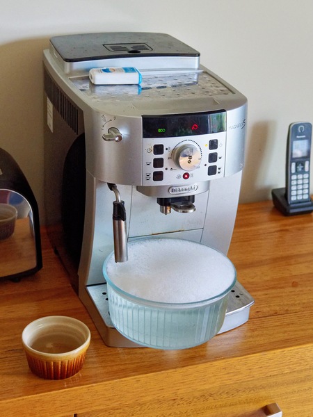 https://lemis.nyc3.digitaloceanspaces.com/grog/Photos/20260228/small/Cleaning-coffee-machine-3.jpeg