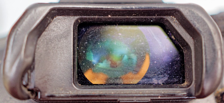 https://lemis.nyc3.digitaloceanspaces.com/grog/Photos/20260401/small/E-M1-Mark-II-viewfinder-3.jpeg