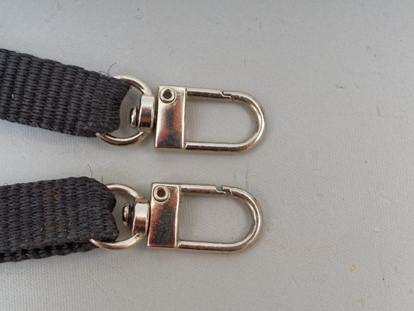 https://lemis.nyc3.digitaloceanspaces.com/grog/Photos/20260407/small/Camera-strap-clips-1.jpeg