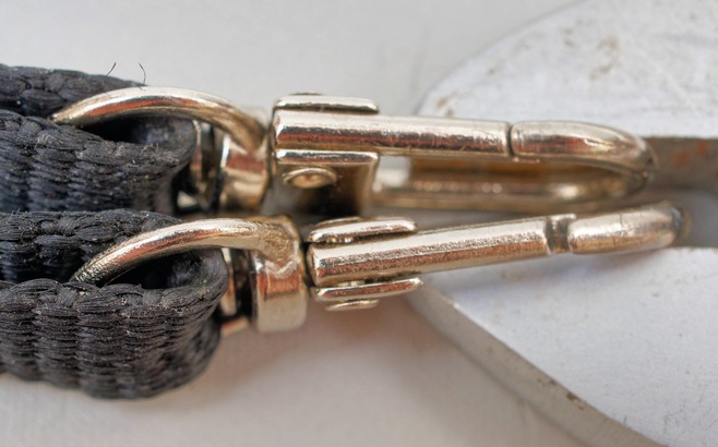 https://lemis.nyc3.digitaloceanspaces.com/grog/Photos/20260407/small/Camera-strap-clips-2.jpeg